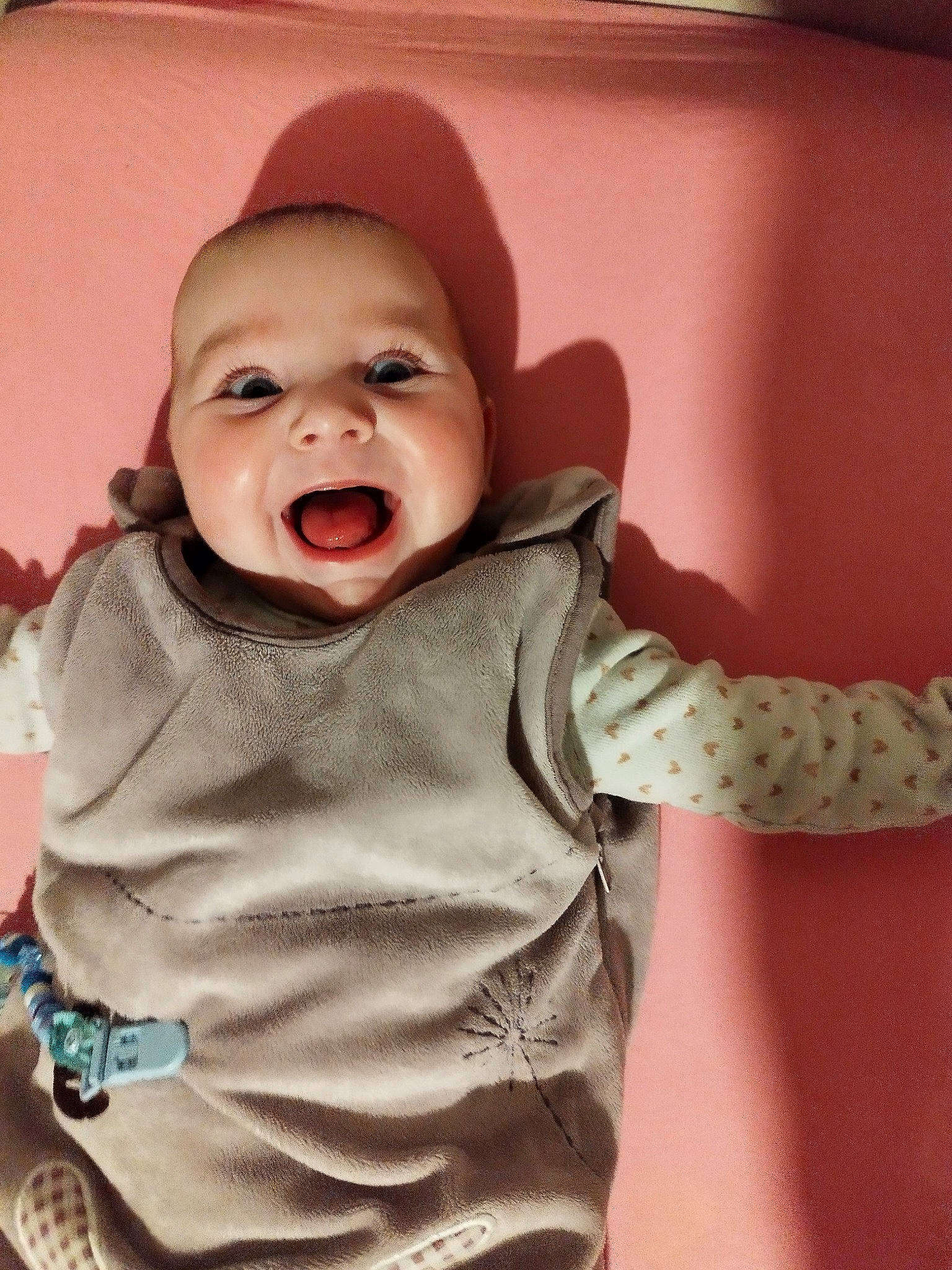 Cirilla a rejoint le concours — aidez-le/la à gagner de superbes lots ! baby, baby_toddler_clothing, cheek, eye, finger, gesture, happy, head, human_body, iris, lip, mouth, neck, nose, outerwear, person, pink, skin, sleeve, smile