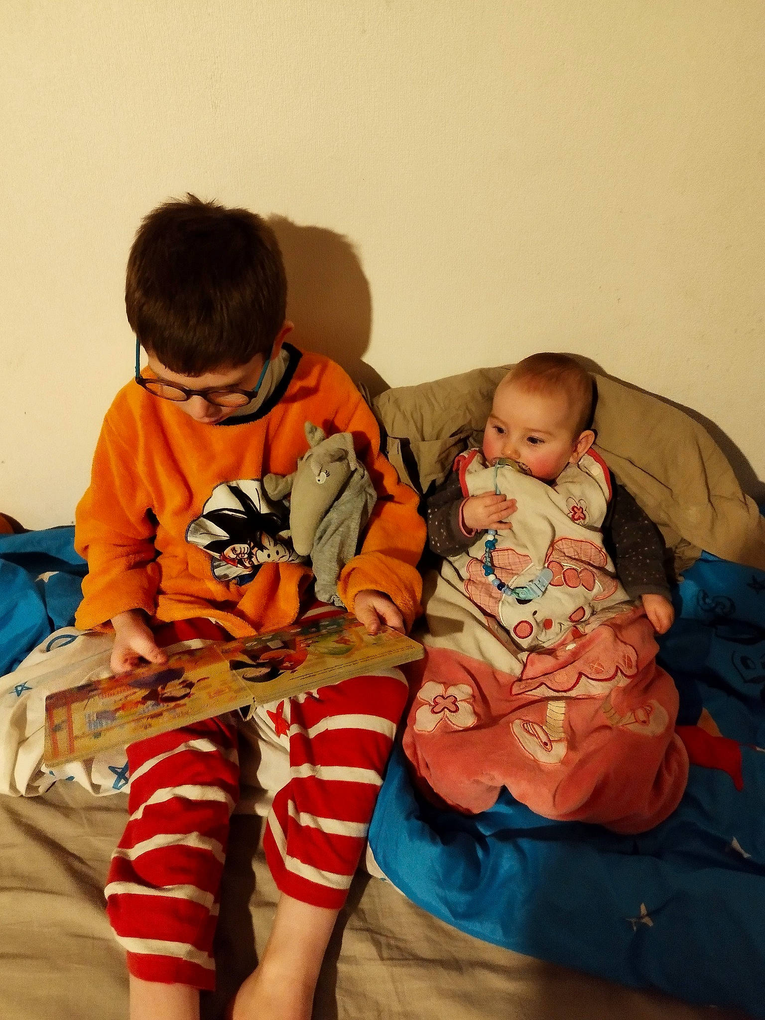 Björn participe au concours pour gagner de l'argent avec cette photo : abdomen, baby, bag, child, comfort, couch, fun, happy, human_leg, lap, luggage_and_bags, person, play, room, shorts, sitting, t_shirt, thigh, toddler, trunk