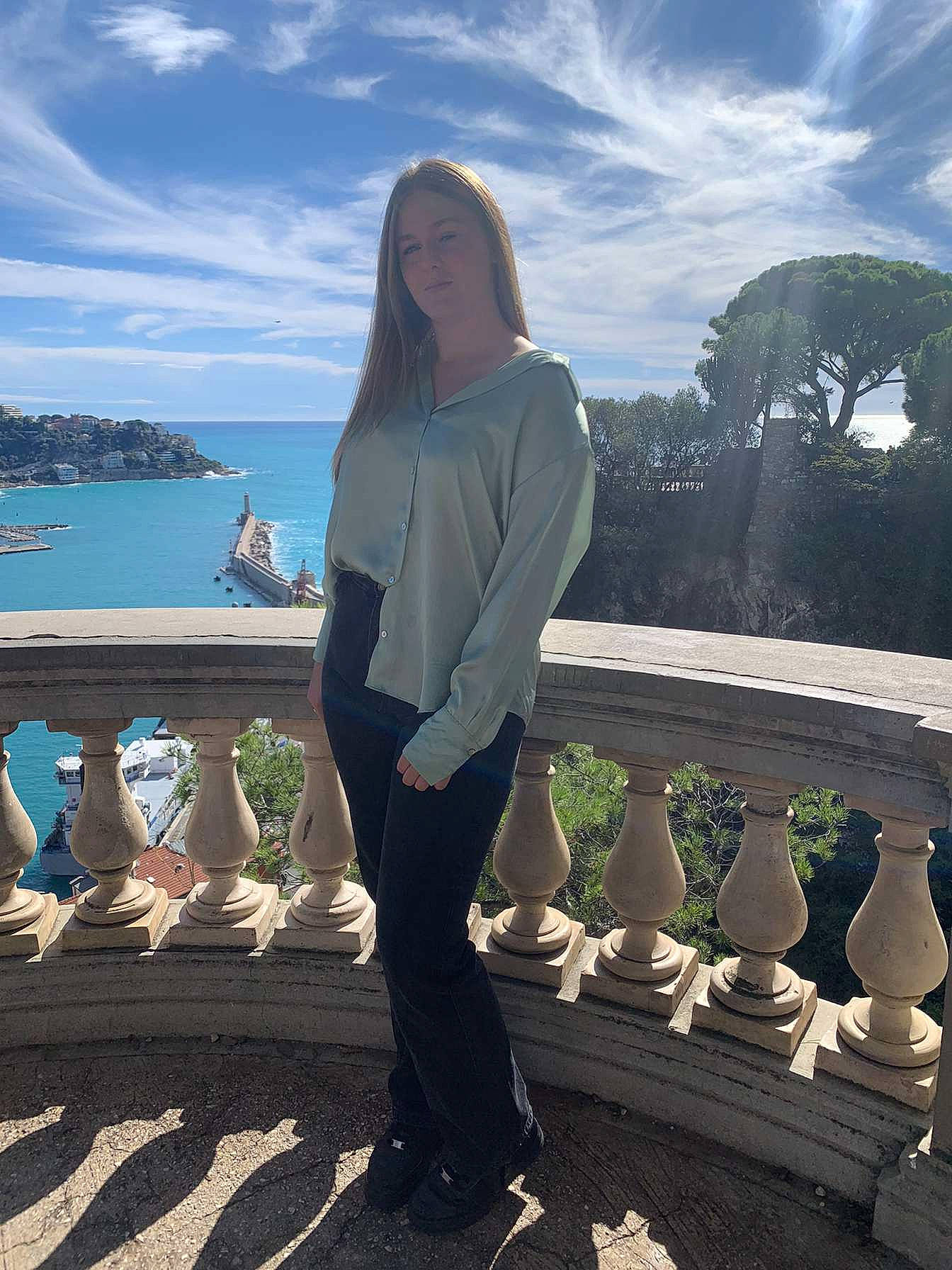 Zoë participe au concours pour gagner de l'argent avec cette photo : architecture, blue, cloud, electric_blue, eyewear, flash_photography, fun, human_leg, joy, knee, leg, leisure, people_in_nature, person, sky, standing, summer, thigh, travel, tree