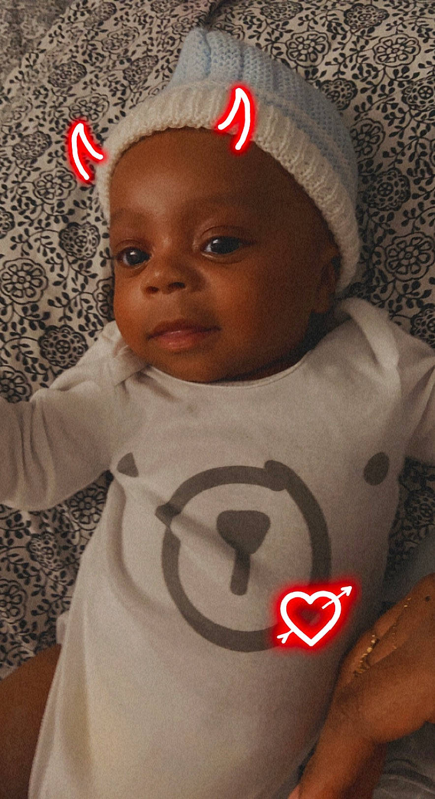 Jaïden a rejoint le concours — aidez-le/la à gagner de superbes lots ! baby, baby_toddler_clothing, cap, cheek, chin, eye, forehead, happy, head, headgear, lip, mouth, nose, organ, person, red, skin, sleeve, t_shirt, toddler