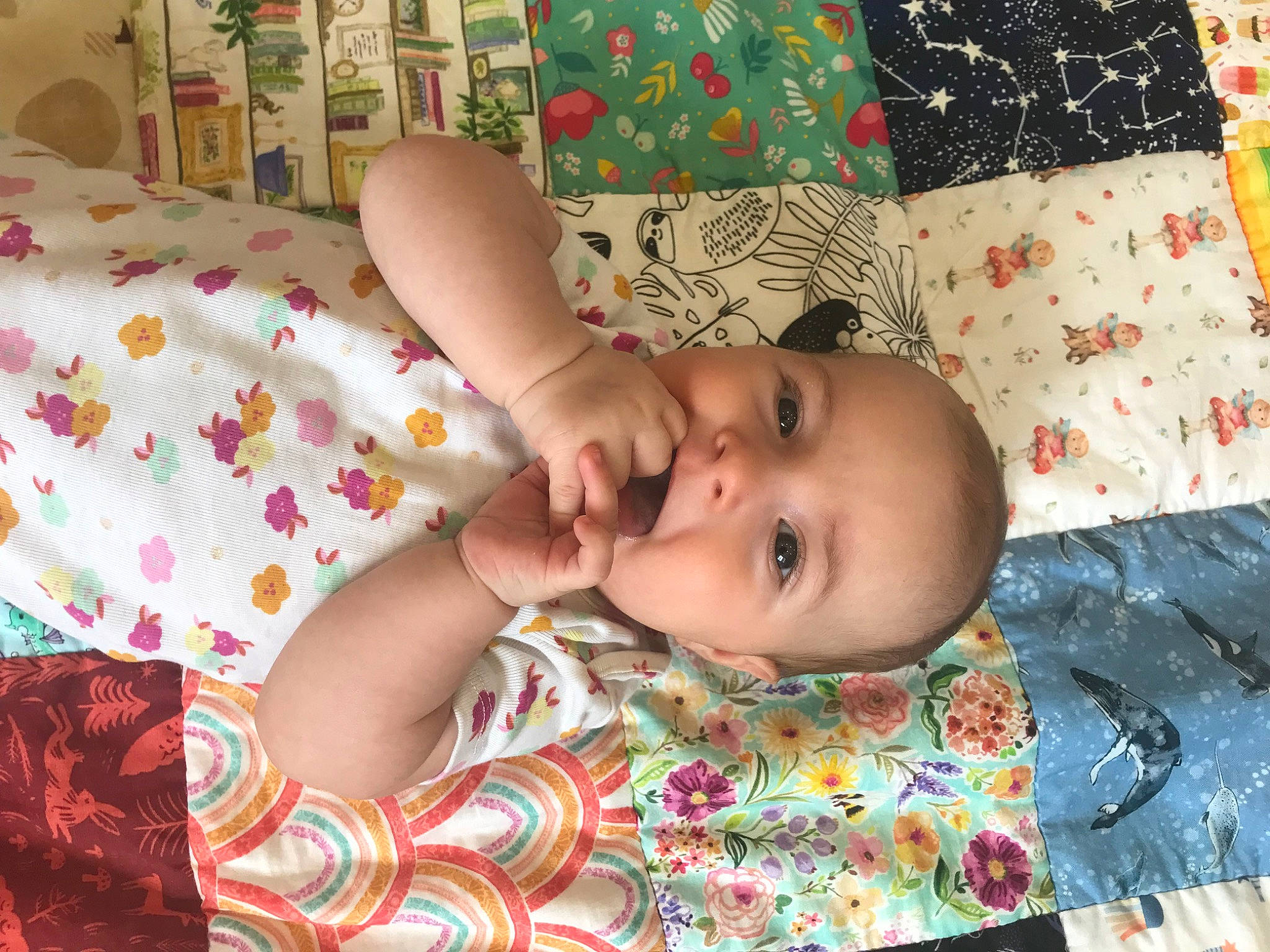 Lily a rejoint le concours — aidez-le/la à gagner de superbes lots ! baby, baby_toddler_clothing, cheek, child, comfort, dress, eye, face, flooring, fun, happy, linens, pattern, people, person, room, skin, smile, textile, toddler