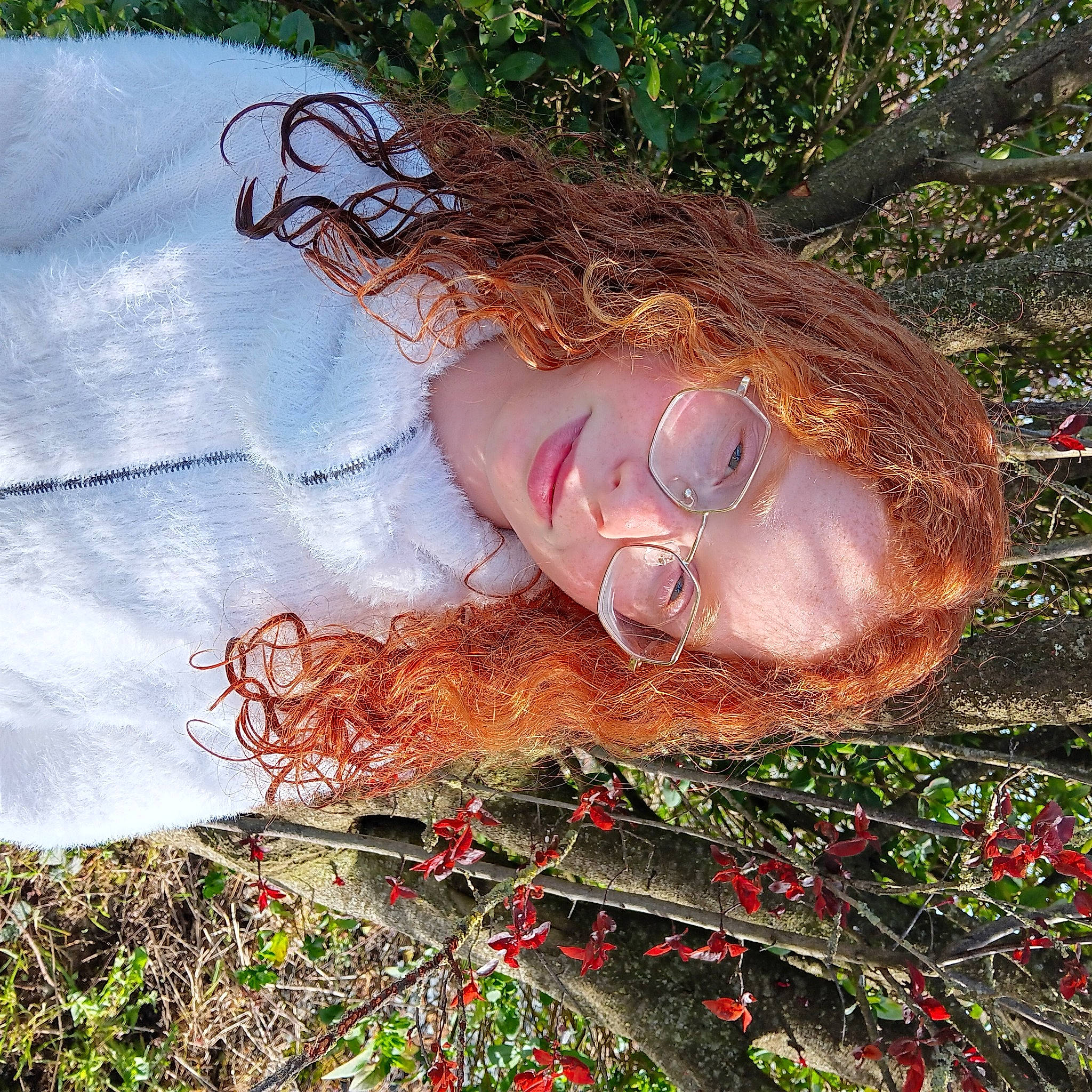 Océane a rejoint le concours — aidez-le/la à gagner de superbes lots ! brown_hair, eyewear, fashion_accessory, fawn, flesh, fun, grass, grass_family, happy, landscape, leisure, lip, pattern, people_in_nature, person, plant, smile, soil, tree, visual_arts