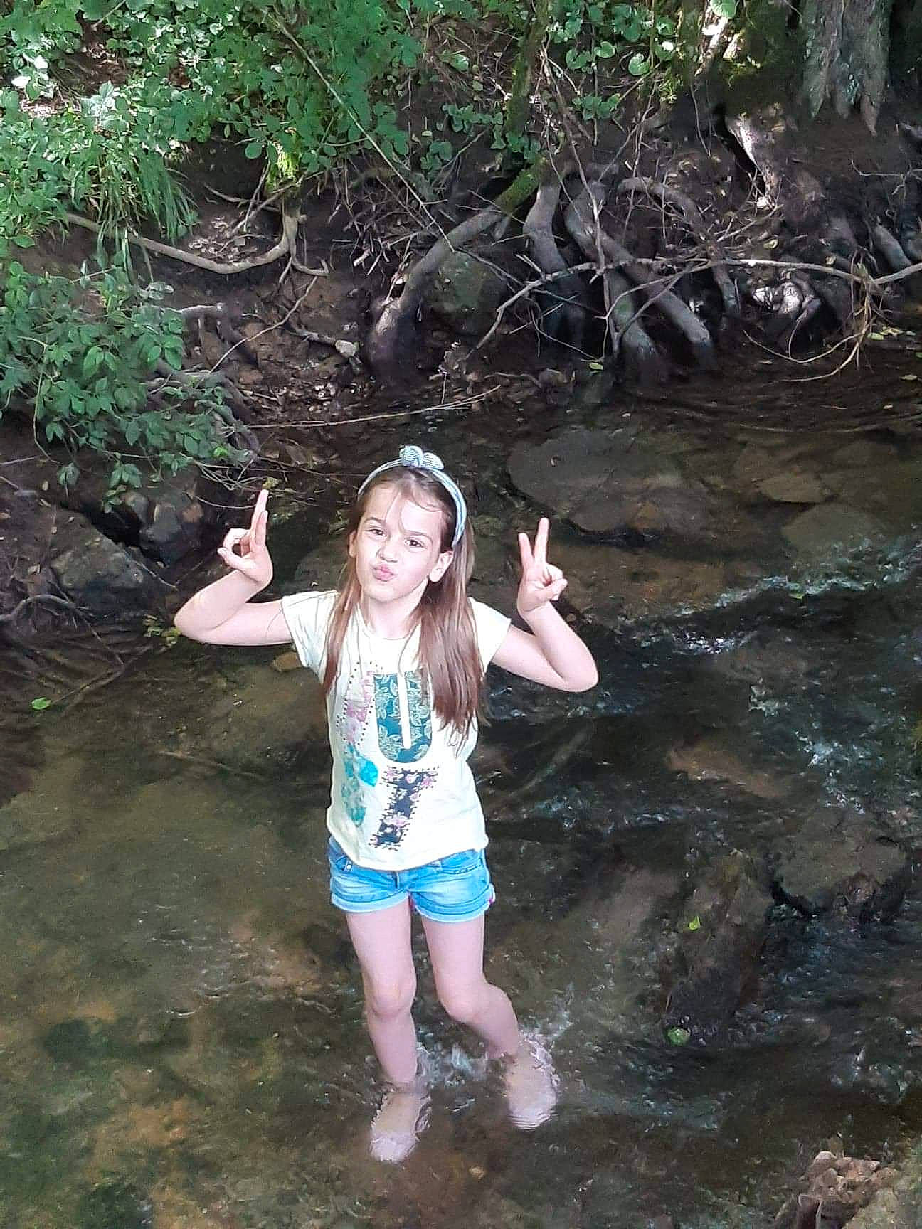 Yasmine participe au concours pour gagner de l'argent avec cette photo : bank, eye, flash_photography, fluvial_landforms_of_streams, forest, fun, grass, hand, happy, leisure, natural_environment, people_in_nature, person, recreation, shorts, spring, summer, vegetation, water, water_resources