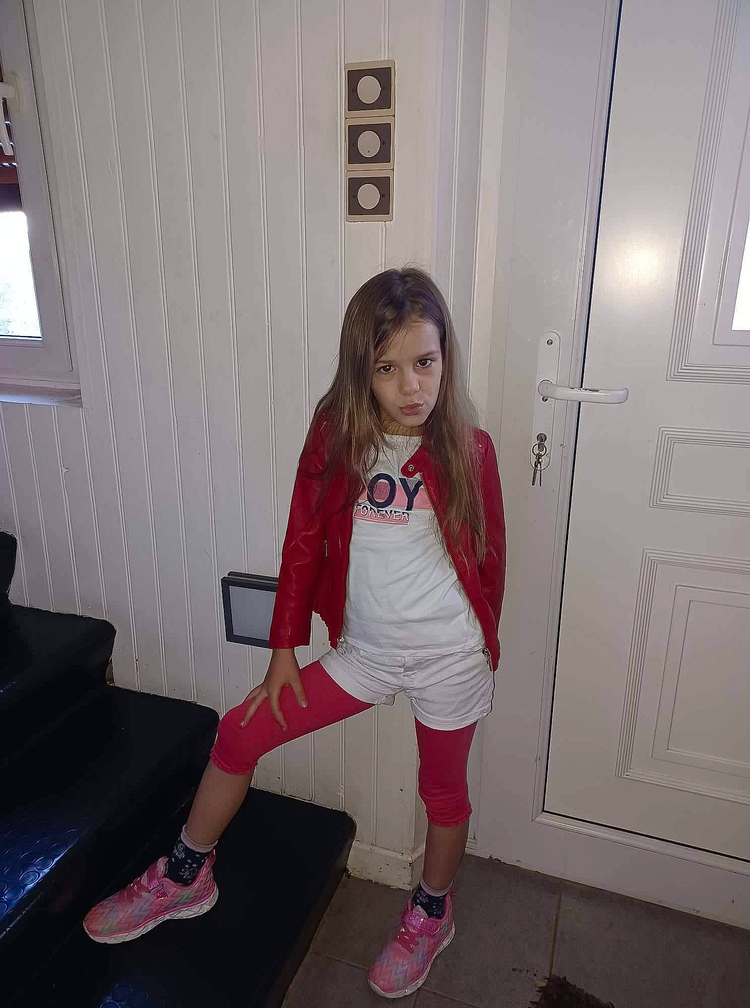 Yasmine a rejoint le concours — aidez-le/la à gagner de superbes lots ! cool, floor, flooring, footwear, happy, human_leg, knee, leg, magenta, person, pink, sandal, shoe, sleeve, sneakers, sock, sportswear, t_shirt, thigh, trunk