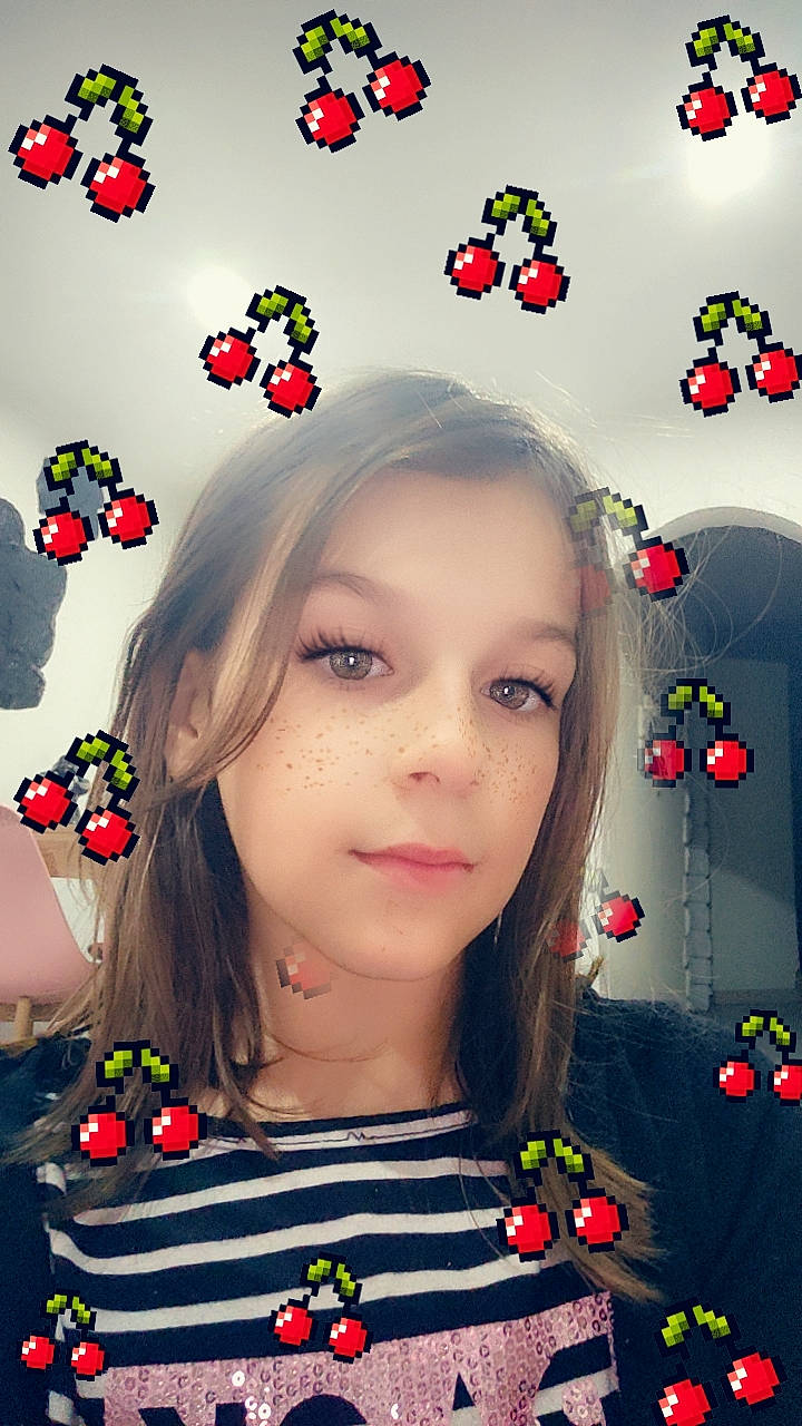 Yasmine participe au concours pour gagner de l'argent avec cette photo : art, beauty, black_hair, cheek, child, eyelash, facial_expression, fun, green, hairstyle, happy, lip, pattern, people_in_nature, person, petal, plant, portrait_photography, red, spring