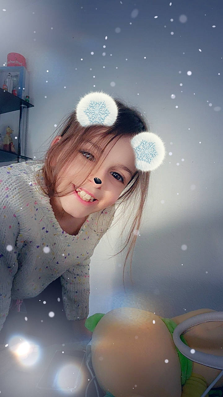 Yasmine participe au concours pour gagner de l'argent avec cette photo : art, bangs, beauty, black_hair, brown_hair, child, circle, costume_hat, event, eyelash, fashion_accessory, flash_photography, fun, happy, headpiece, hime_cut, illustration, joy, pattern, person