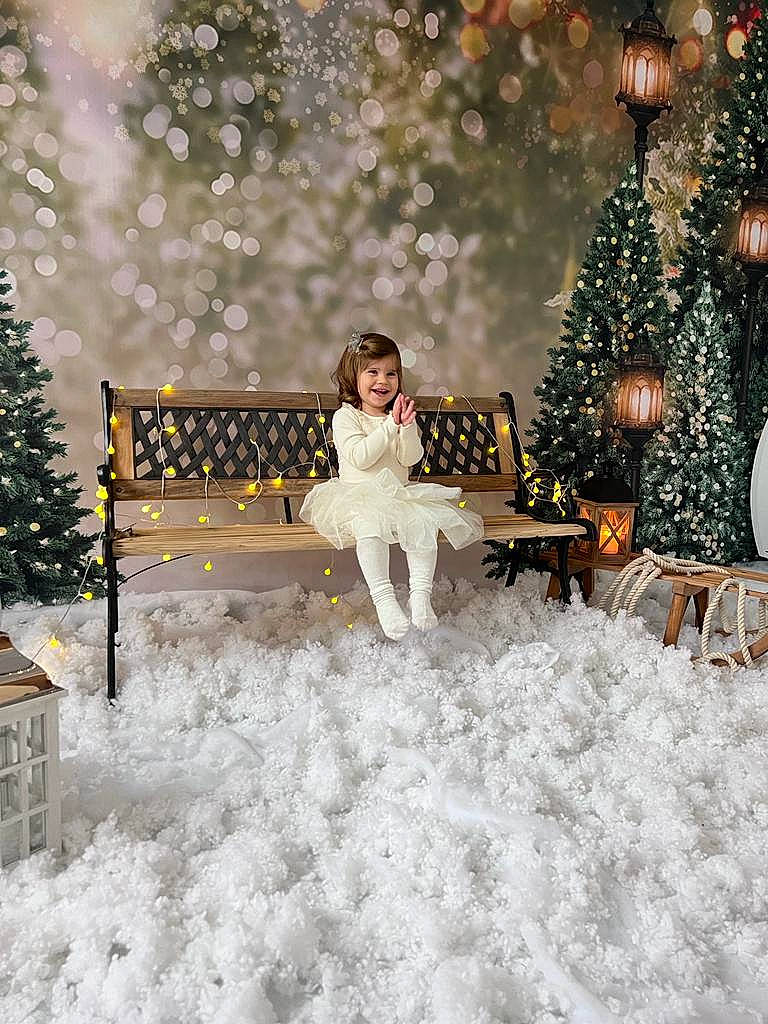 Léa participe au concours pour gagner de l'argent avec cette photo : bench, christmas_eve, christmas_tree, conifer, decoration, dress, event, flash_photography, freezing, fun, happy, holiday, joy, leisure, ornament, people_in_nature, person, plant, sitting, snow