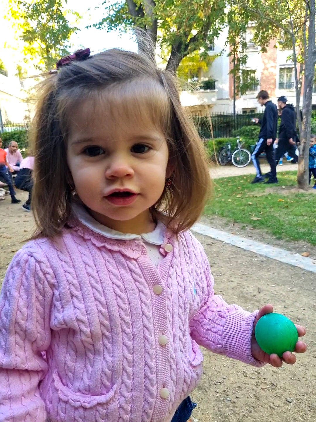 Léa a rejoint le concours — aidez-le/la à gagner de superbes lots ! baby_toddler_clothing, bangs, blurred, child, city, fun, grass, happy, iris, leisure, magenta, person, pink, plant, play, recreation, skin, sleeve, spring, toddler