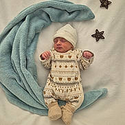 Gabriël participe au concours pour gagner de l'argent avec cette photo : newborn, baby, sleeping, blanket, blue_blanket, onesie, hat, stars, decor, soft_texture, cozy, cute, infant, peaceful, rest, patterned_clothing, lying_down, indoor, portrait, toddler