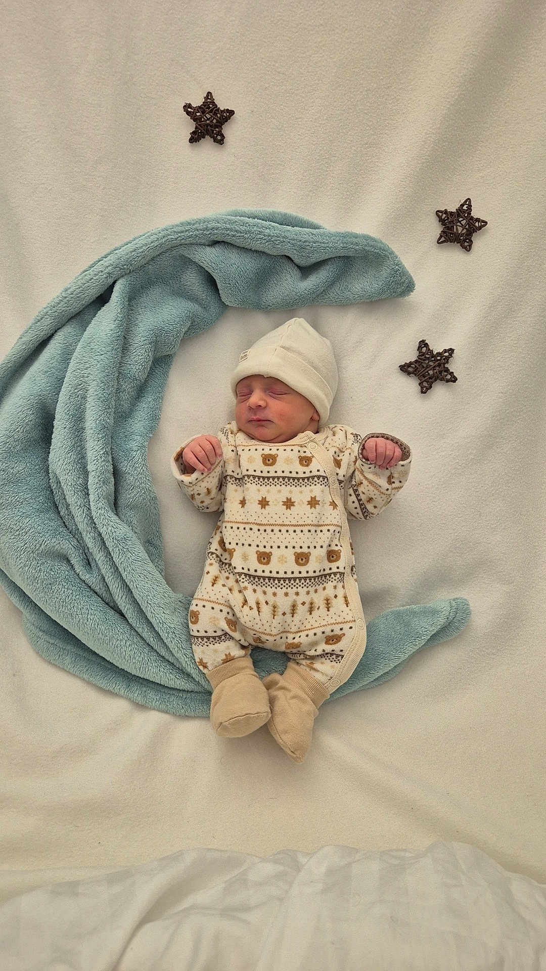 Gabriël participe au concours pour gagner de l'argent avec cette photo : newborn, baby, sleeping, blanket, blue_blanket, onesie, hat, stars, decor, soft_texture, cozy, cute, infant, peaceful, rest, patterned_clothing, lying_down, indoor, portrait, toddler