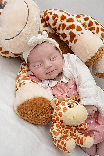 Maëlle a rejoint le concours — aidez-le/la à gagner de superbes lots ! baby, baby_sleeping, baby_toddler_clothing, cheek, child, comfort, facial_expression, finger, happy, head, headwear, human_body, linens, mammal, orange, organ, person, skin, textile, toddler