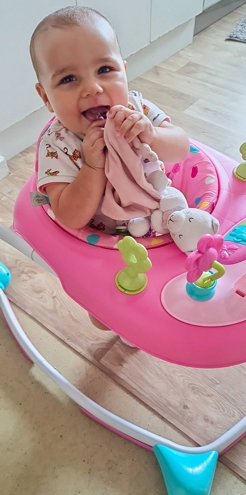 Téssa a rejoint le concours — aidez-le/la à gagner de superbes lots ! baby, baby_playing_with_toys, baby_products, baby_safety, baby_toddler_clothing, baby_toys, cheek, child, comfort, facial_expression, fun, happy, leisure, person, pink, play, sharing, sitting, smile, sweetness