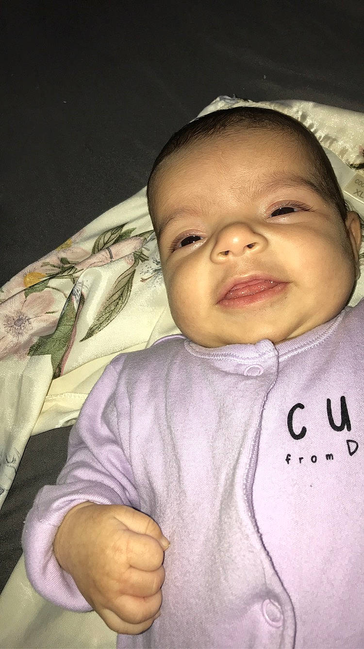 Meryam participe au concours pour gagner de l'argent avec cette photo : baby, baby_toddler_clothing, cheek, comfort, ear, eyelash, finger, forehead, gesture, hand, happy, iris, lip, mouth, nose, person, product, skin, sleeve, smile