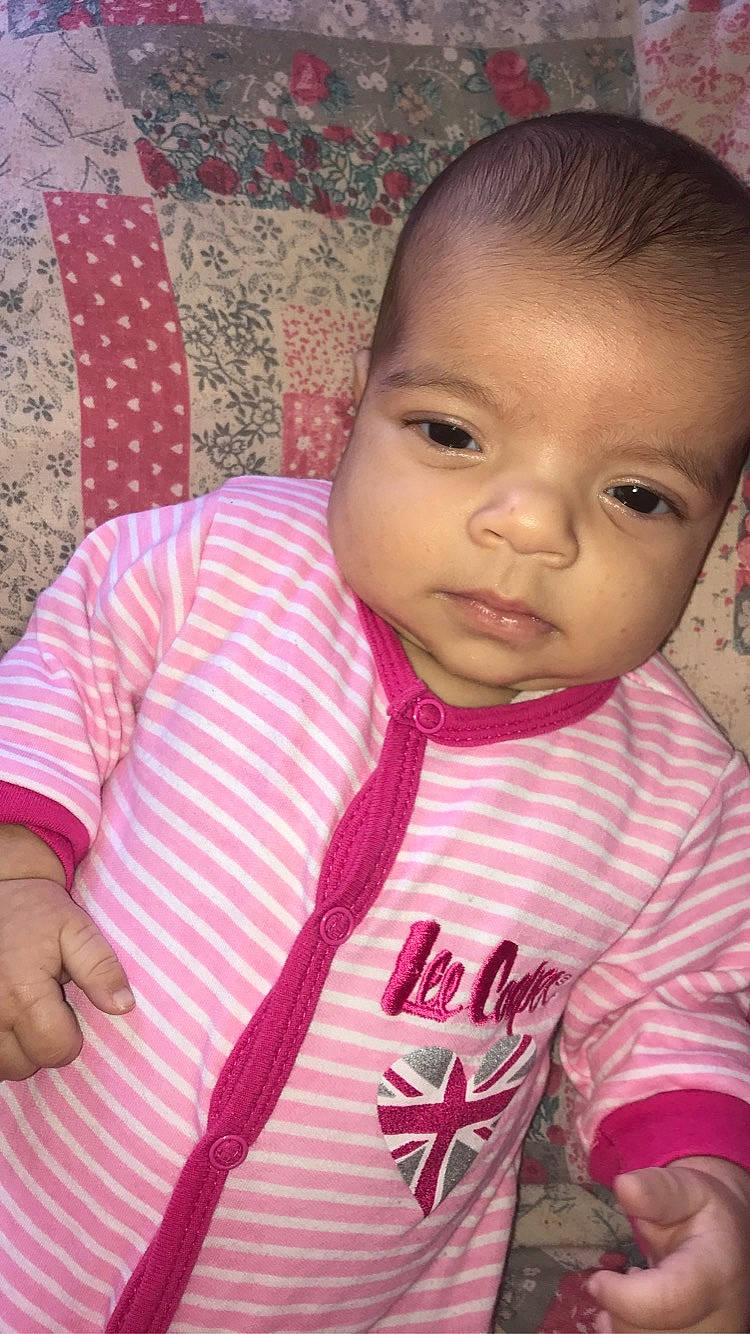 Meryam a rejoint le concours — aidez-le/la à gagner de superbes lots ! baby, baby_toddler_clothing, cheek, child, ear, eyebrow, eyelash, forehead, gesture, happy, iris, lip, mouth, nose, person, pink, skin, sleeve, smile, t_shirt