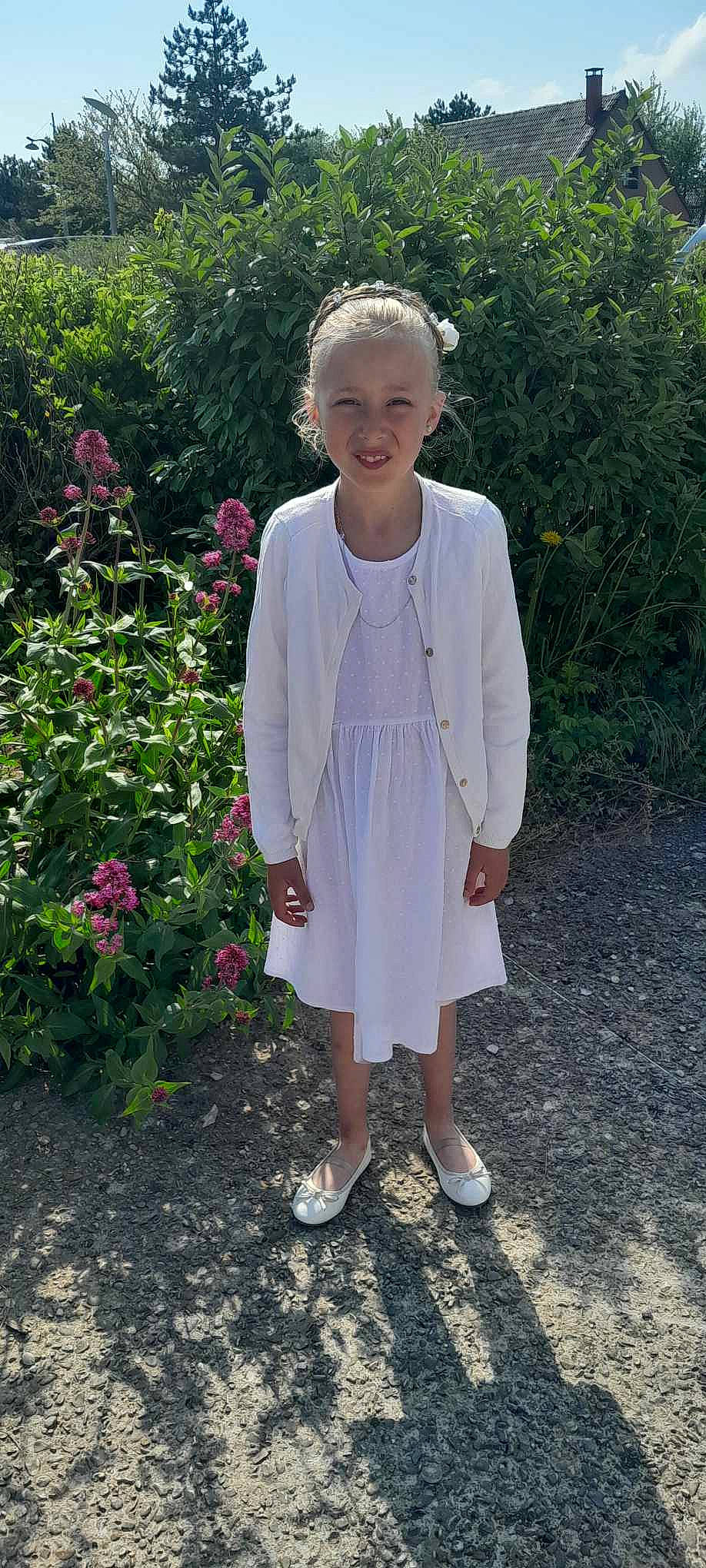 Emma a rejoint le concours — aidez-le/la à gagner de superbes lots ! annual_plant, baby_toddler_clothing, child, day_dress, electric_blue, embellishment, flower, formal_wear, grass, jewellery, knee, magenta, one_piece_garment, pattern, person, plant, shrub, sleeve, smile, toddler