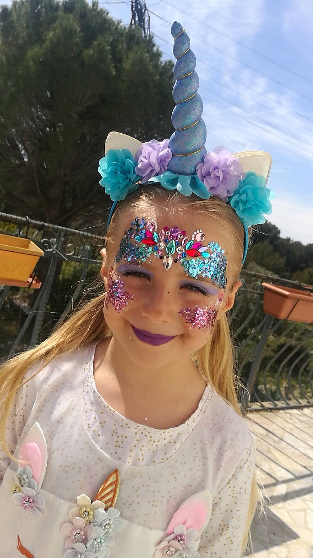 Helena participe au concours pour gagner de l'argent avec cette photo : child, costume_accessory, costume_hat, crown, ear, fashion_accessory, fawn, feather, hair_accessory, head, headgear, headpiece, person