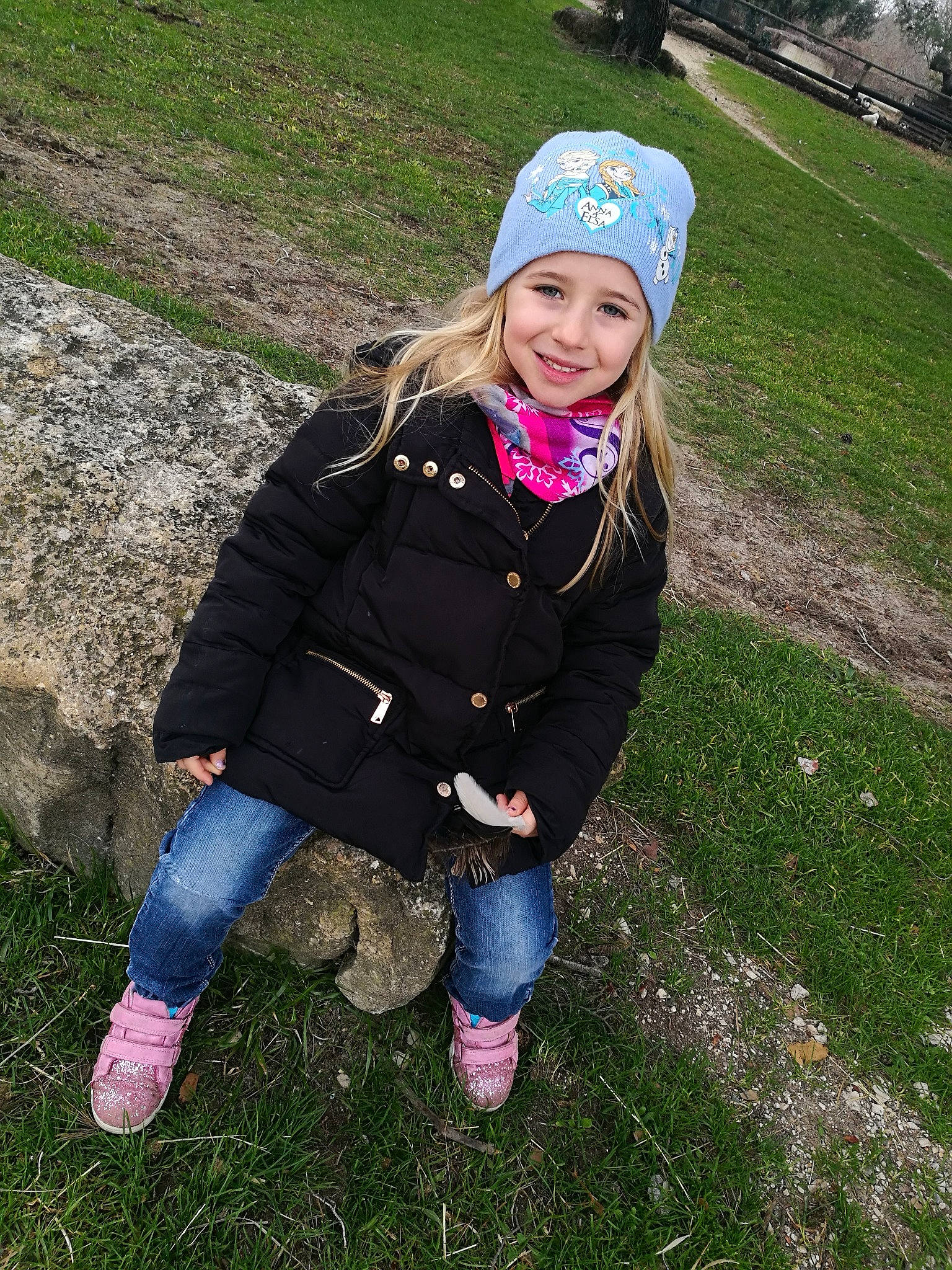 Helena participe au concours pour gagner de l'argent avec cette photo : beanie, cap, child, fun, grass, headwear, joy, person, plant, smile, soil