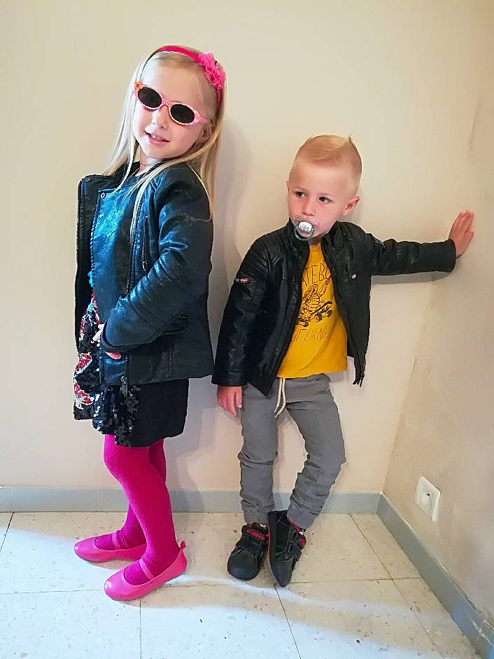 Ethan participe au concours pour gagner de l'argent avec cette photo : blond, child, cool, daughter, eyewear, fashion, footwear, jacket, jeans, joint, joy, leather, leather_jacket, leg, leggings, outerwear, person, pink, shoe, standing