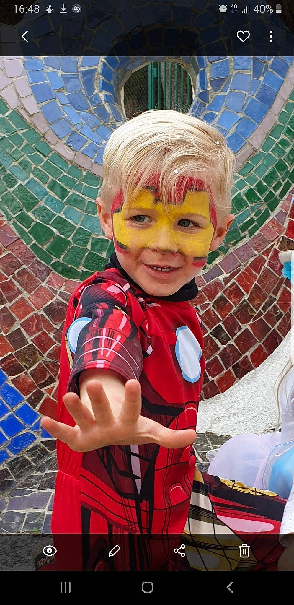 Ethan participe au concours pour gagner de l'argent avec cette photo : animation, child, cool, cosplay, costume, face, fictional_character, hair_coloring, joy, person, vacation