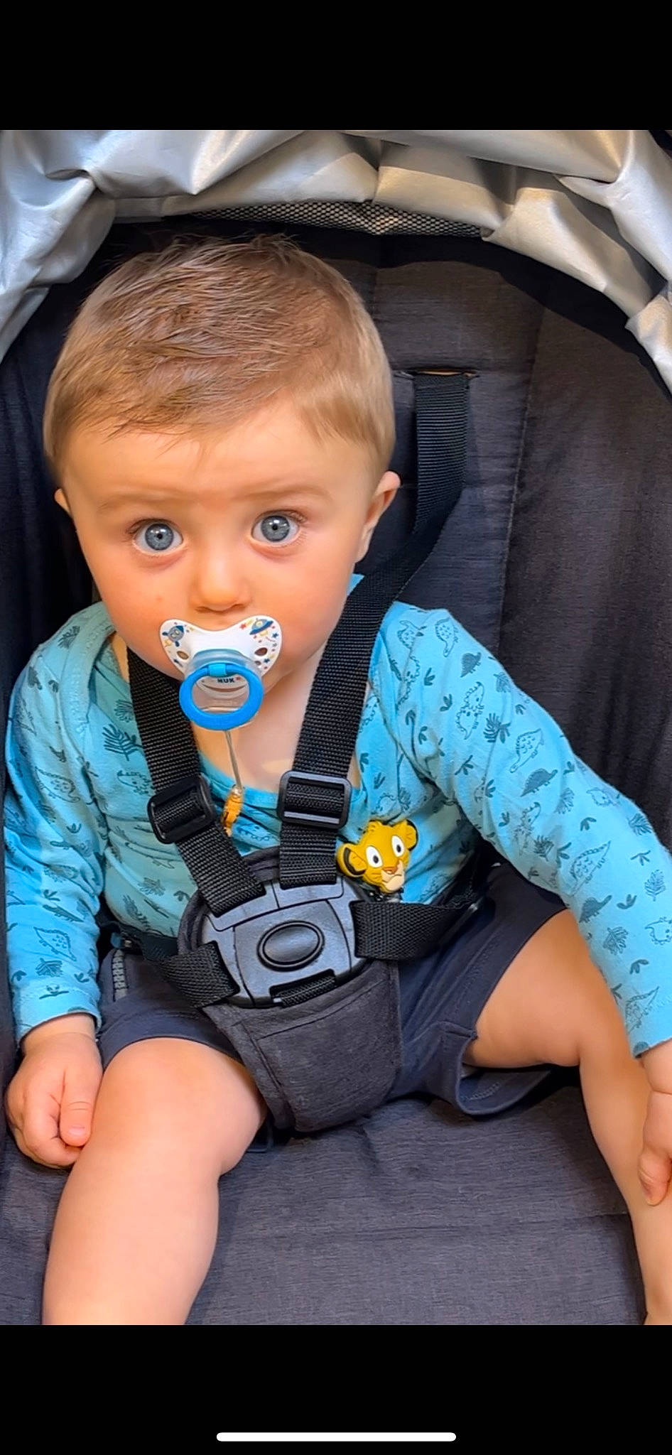 Lylio a rejoint le concours — aidez-le/la à gagner de superbes lots ! auto_part, baby, baby_toddler_clothing, car_seat, chair, cheek, chin, clothing, comfort, cool, face, facial_expression, head, iris, mouth, person, product, seat_belt, skin, sleeve