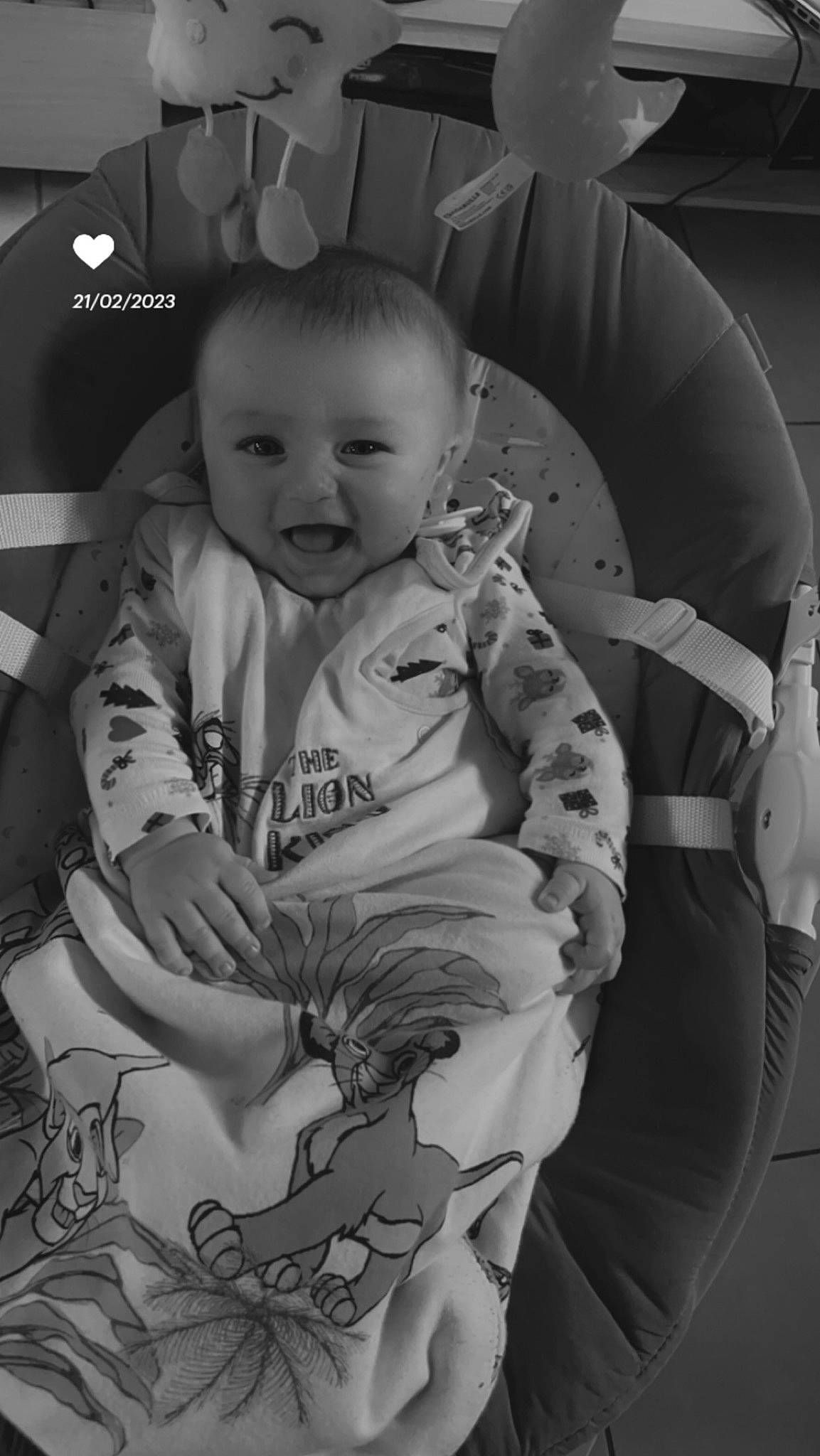 Lylio participe au concours pour gagner de l'argent avec cette photo : baby, baby_products, baby_toddler_clothing, black, black_and_white, child, comfort, finger, gesture, hairstyle, happy, head, monochrome, monochrome_photography, people, person, sleeve, smile, style, toddler