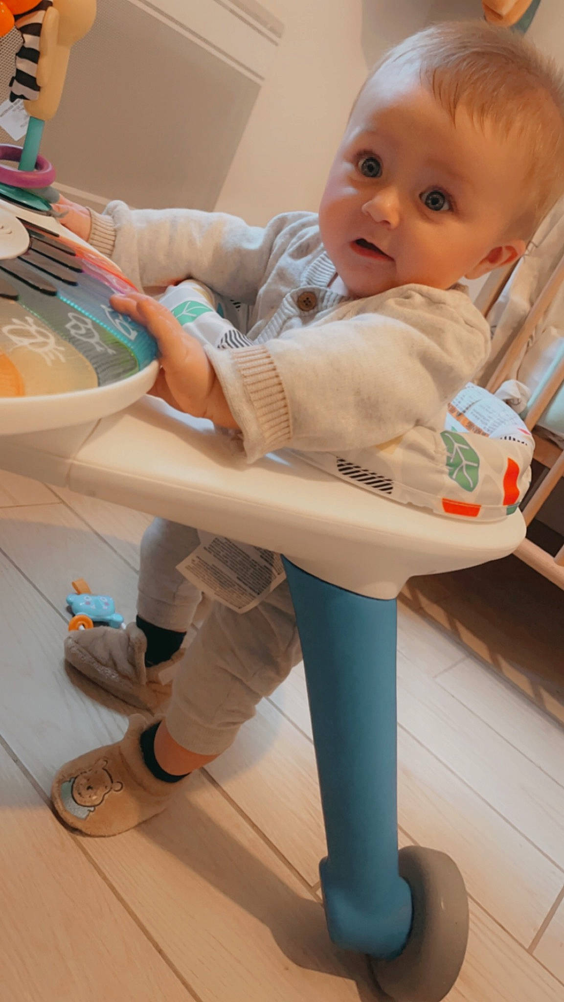 Lylio a rejoint le concours — aidez-le/la à gagner de superbes lots ! baby, baby_toddler_clothing, comfort, flooring, hairstyle, human, joint, knee, leg, person, photograph, product, shelf, shoe, skin, snapshot, sneakers, standing, surprise, thigh