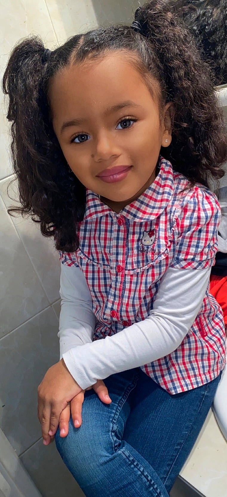 Gloria a rejoint le concours — aidez-le/la à gagner de superbes lots ! black, cheek, chin, dress_shirt, eye, eyebrow, facial_expression, forehead, hair, hairstyle, head, jeans, joy, lip, mouth, neck, nose, organ, person, skin