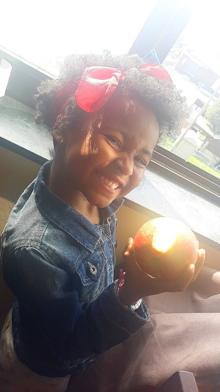 Layanna a rejoint le concours — aidez-le/la à gagner de superbes lots ! automotive_window_part, black_hair, car, child, cool, forehead, glass, glasses, light, person, plant, selfie, smile, sunlight, vacation