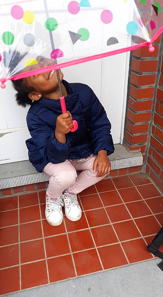 Layanna participe au concours pour gagner de l'argent avec cette photo : child, flooring, toddler