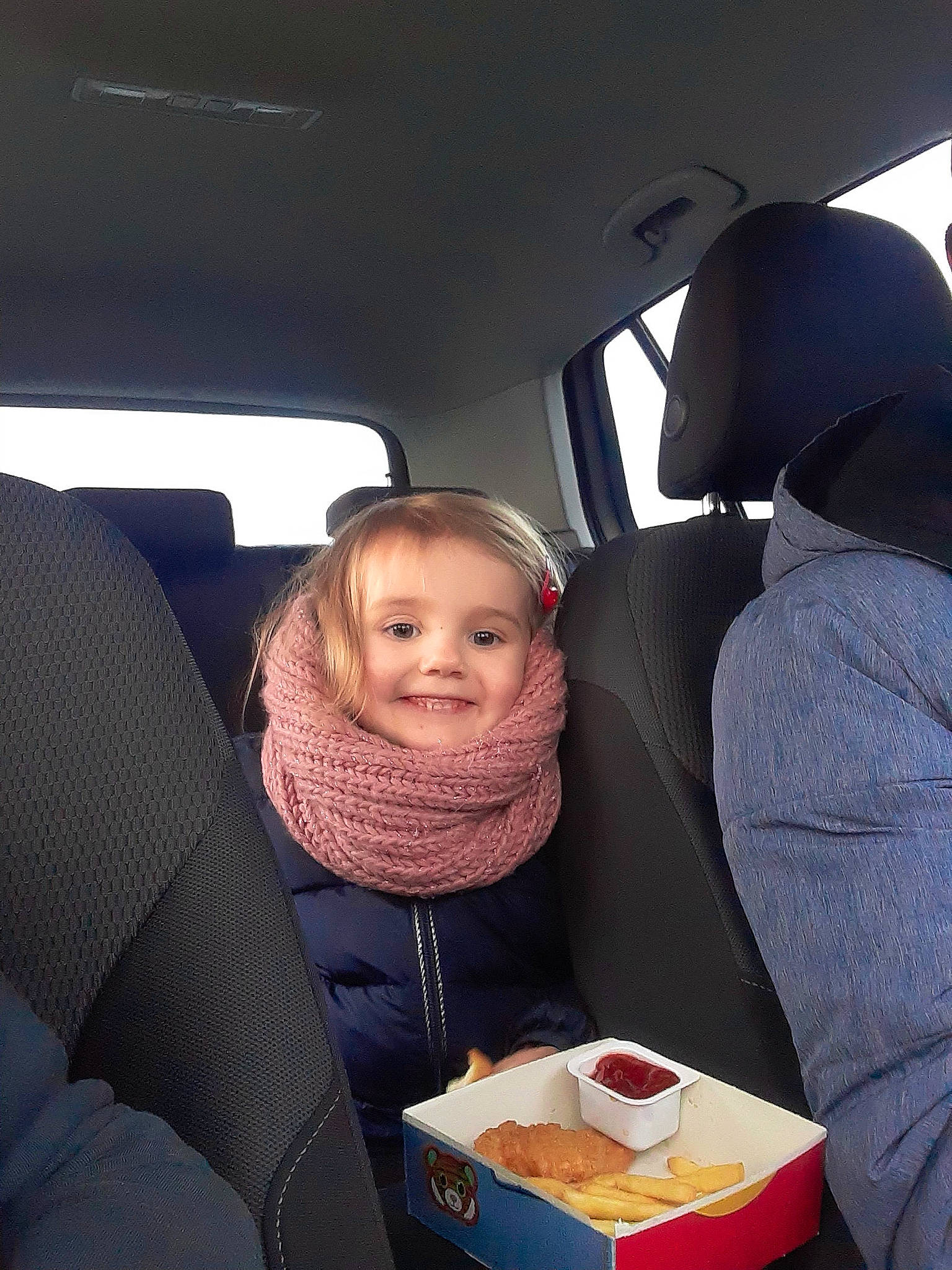 Mila participe au concours pour gagner de l'argent avec cette photo : air_travel, auto_part, automotive_design, automotive_exterior, car, car_seat, car_seat_cover, comfort, family_car, fun, head_restraint, joy, luxury_vehicle, motor_vehicle, passenger, person, seat_belt, sitting, smile, toddler