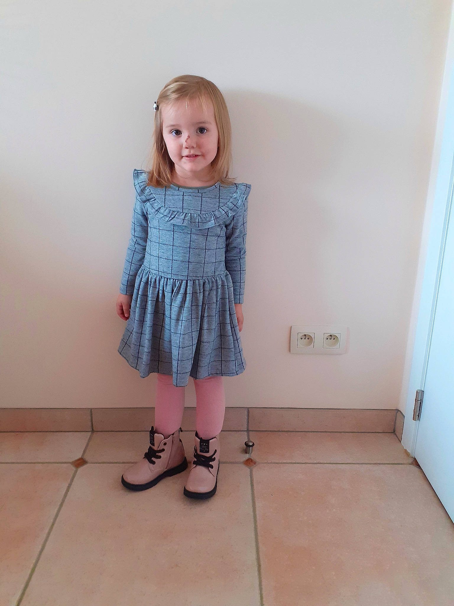 Mila a rejoint le concours — aidez-le/la à gagner de superbes lots ! baby_toddler_clothing, dress, fashion_design, flooring, hairstyle, joint, knee, leg, neck, one_piece_garment, outerwear, person, pink, shoe, shoulder, skin, sleeve, smile, thigh, waist