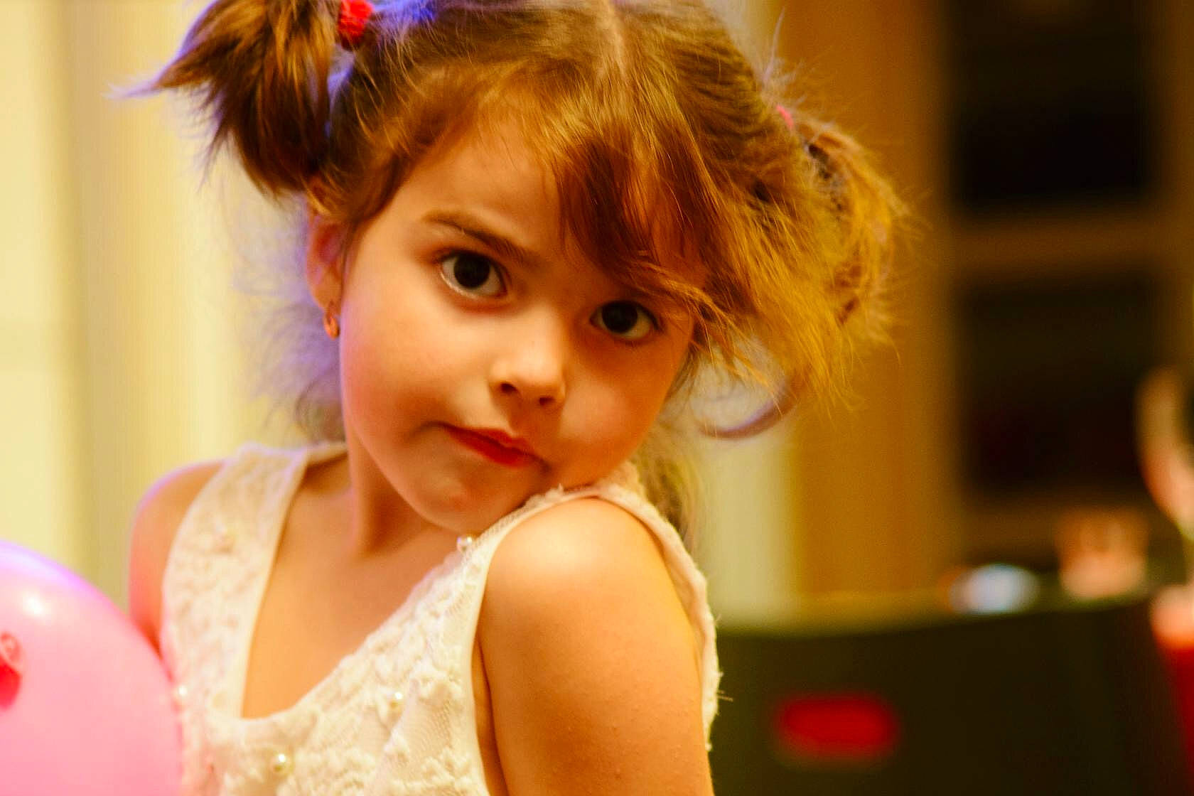 Maria participe au concours pour gagner de l'argent avec cette photo : beauty, brown_hair, cheek, child, fun, girl, hair, hairstyle, happiness, human_hair_color, organ, person, skin, smile, toddler