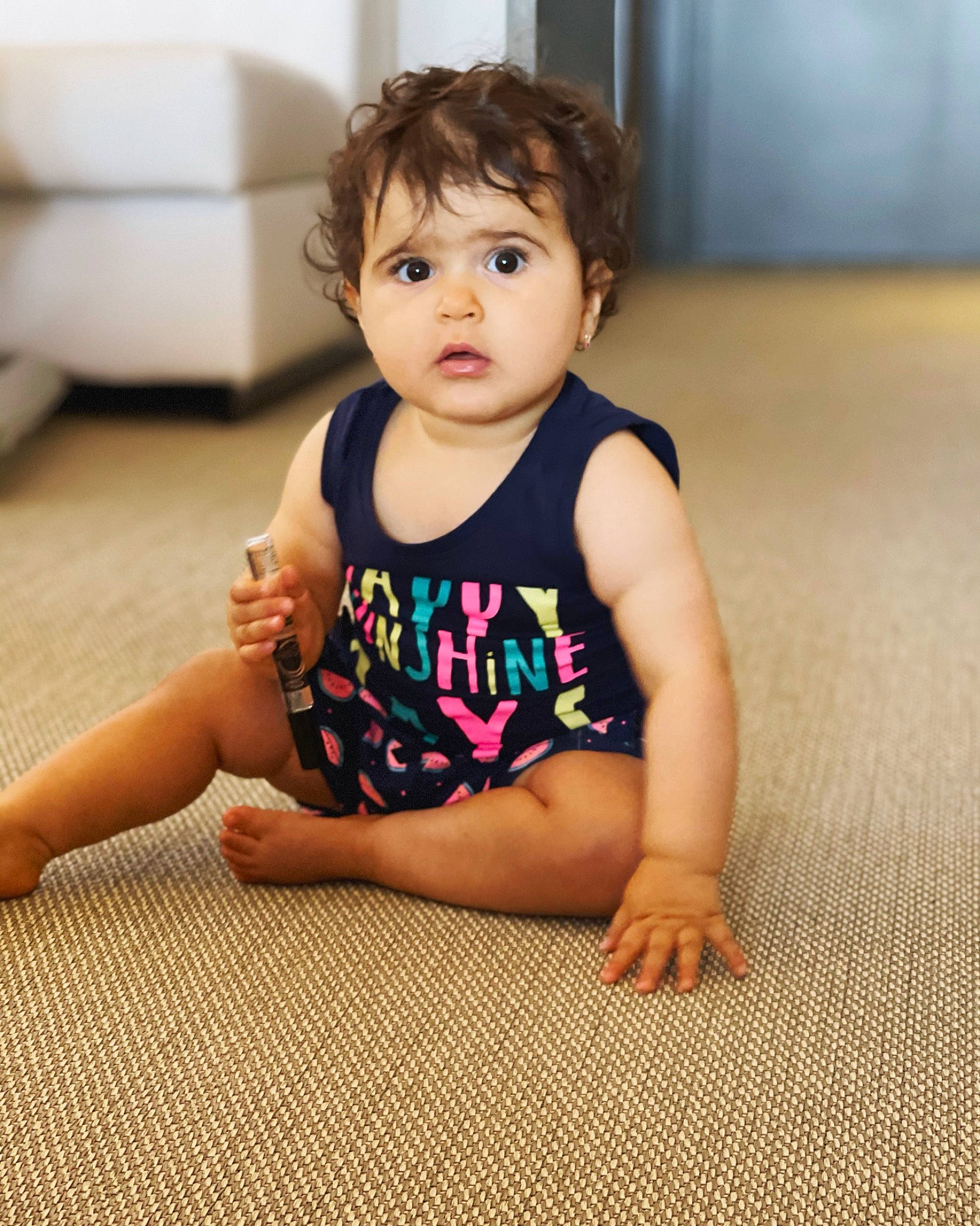 Malvina a rejoint le concours — aidez-le/la à gagner de superbes lots ! baby, baby_toddler_clothing, cheek, chin, comfort, eye, face, finger, floor, flooring, hair, hairstyle, happy, head, joint, person, shoulder, skin, sleeve, surprise