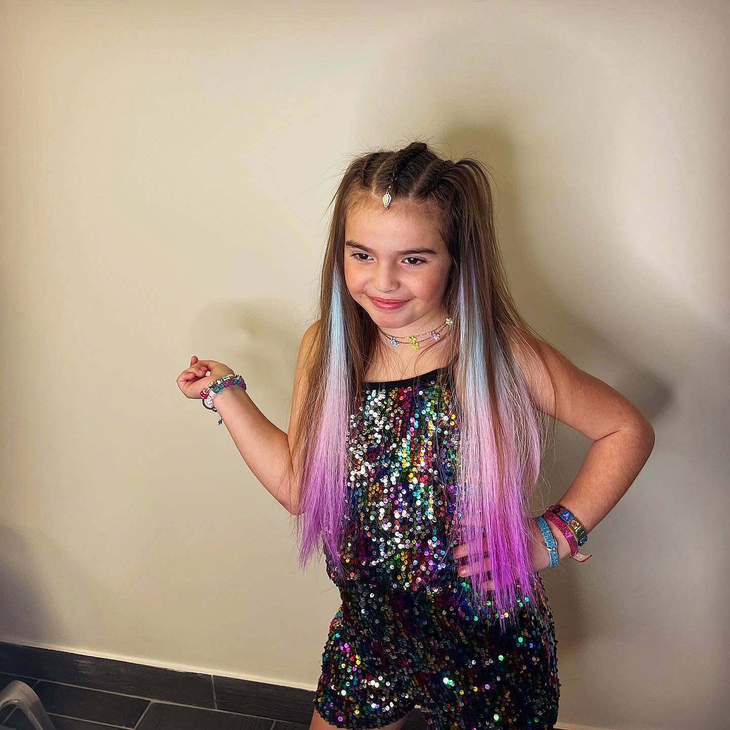 Maria participe au concours pour gagner de l'argent avec cette photo : day_dress, dress, fashion_design, finger, flash_photography, fun, gesture, happy, human_body, jewellery, joint, joy, long_hair, magenta, neck, person, shoulder, sleeve, smile, thigh