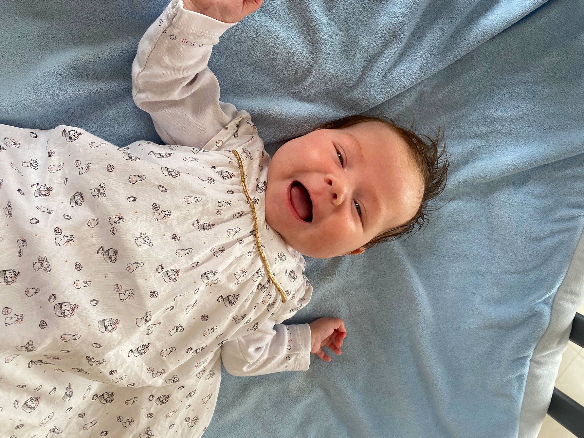 Faustine a rejoint le concours — aidez-le/la à gagner de superbes lots ! baby, baby_products, baby_safety, baby_sleeping, baby_toddler_clothing, child, collar, comfort, dress_shirt, gesture, happy, human_body, linens, nap, pattern, person, sleep, sleeve, smile, textile