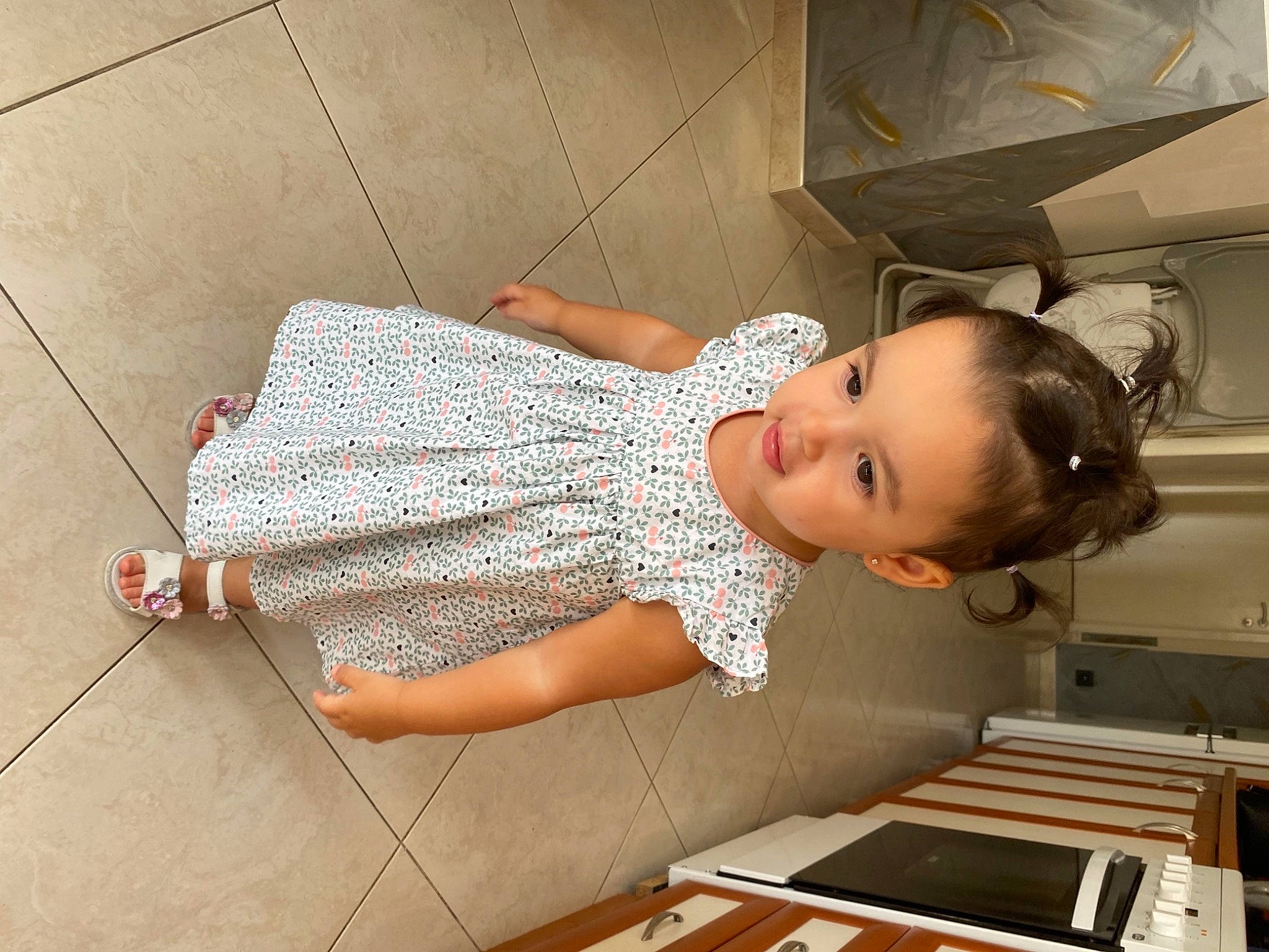 Nélia participe au concours pour gagner de l'argent avec cette photo : baby, baby_toddler_clothing, child, comfort, dress, elbow, floor, flooring, foot, fun, hardwood, hat, human_leg, knee, pattern, person, room, thigh, toddler, waist