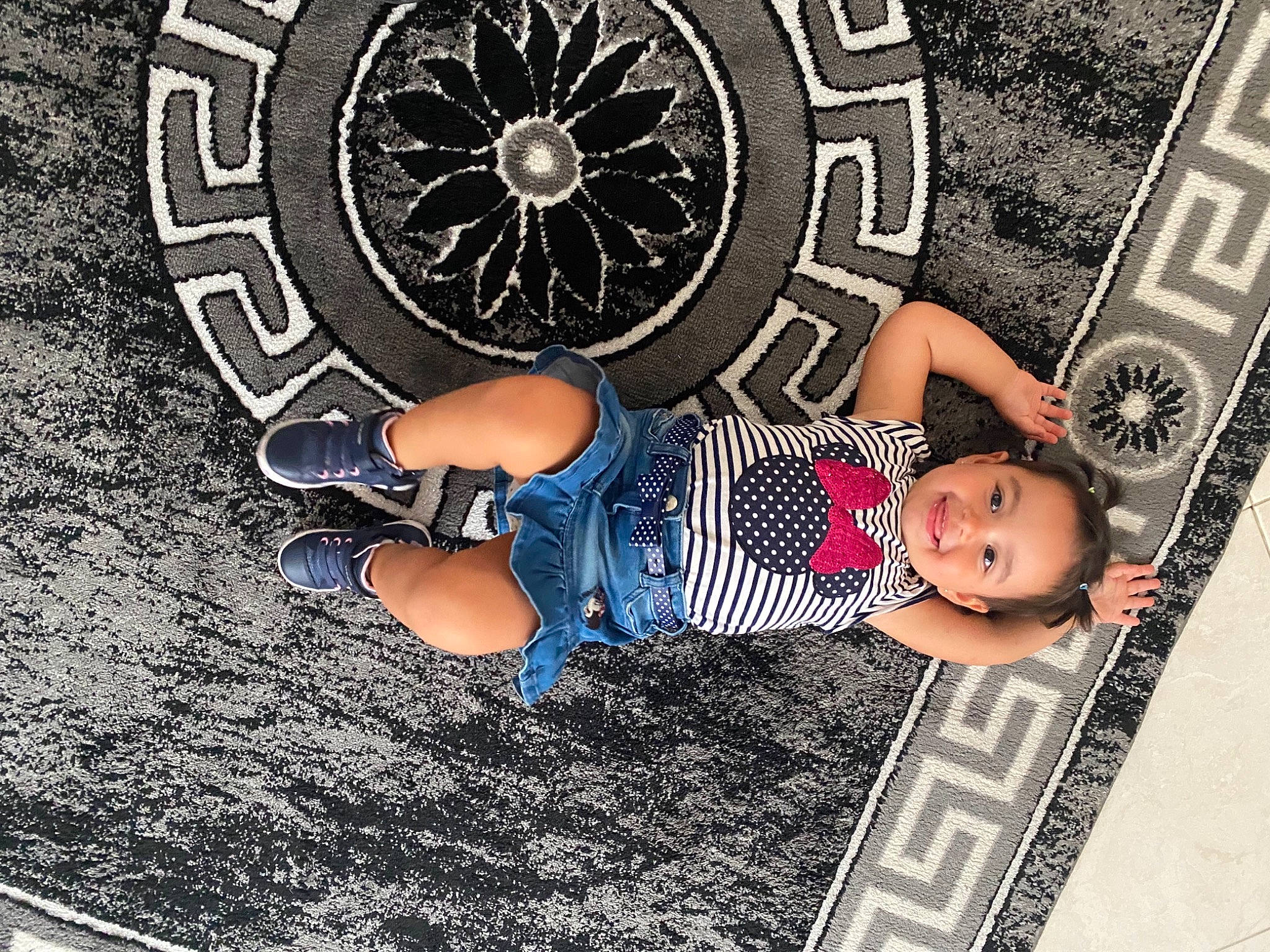 Nélia a rejoint le concours — aidez-le/la à gagner de superbes lots ! automotive_tire, baby_toddler_clothing, child, circle, electric_blue, flooring, font, fun, grass, happy, hat, human_leg, joy, pattern, person, rim, shoe, shorts, t_shirt, thigh