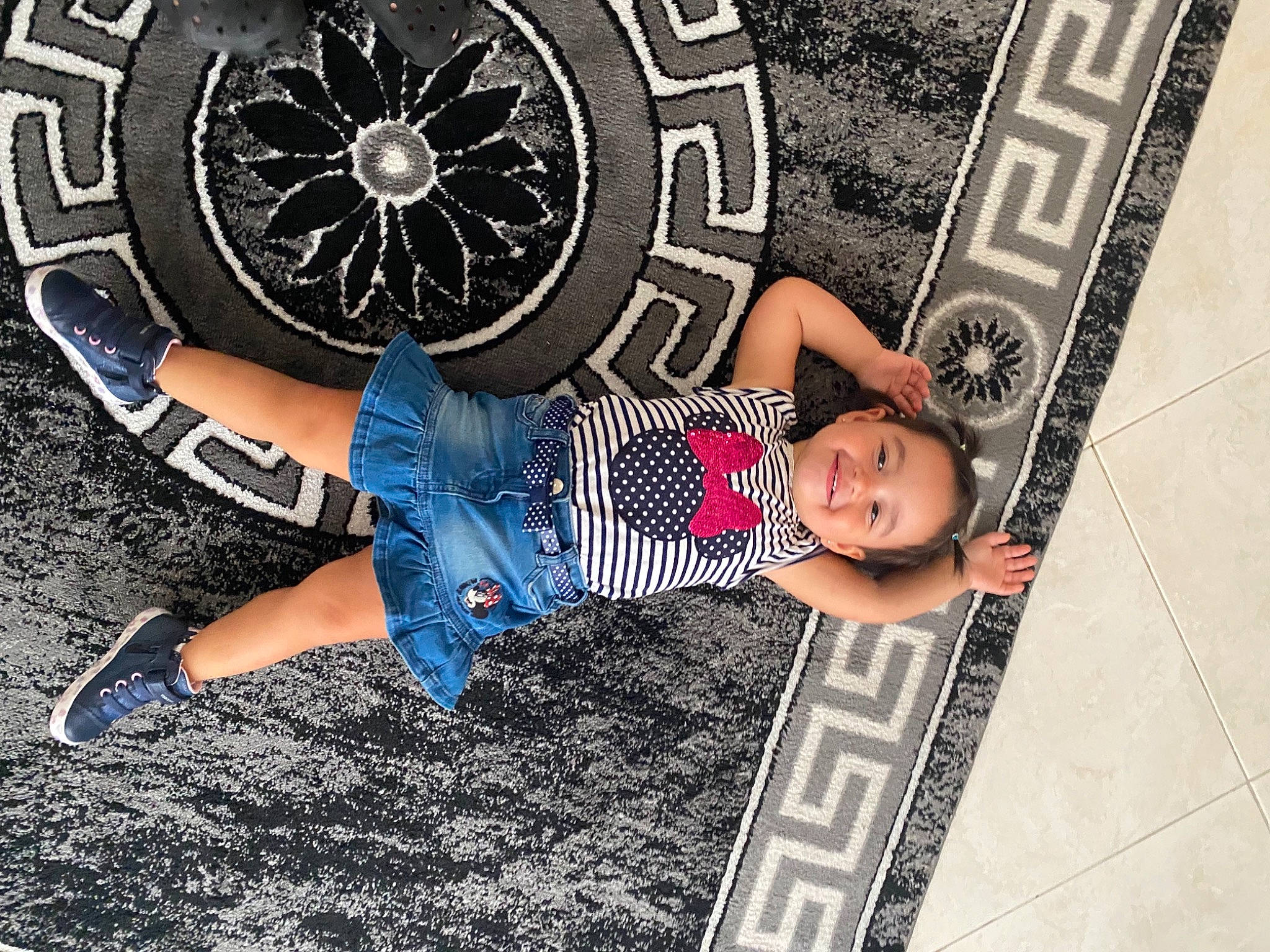 Nélia participe au concours pour gagner de l'argent avec cette photo : asphalt, automotive_tire, beauty, cool, electric_blue, eyewear, flooring, fun, hat, human_leg, joy, leg, leisure, pattern, person, rim, sneakers, street_fashion, sunglasses, t_shirt