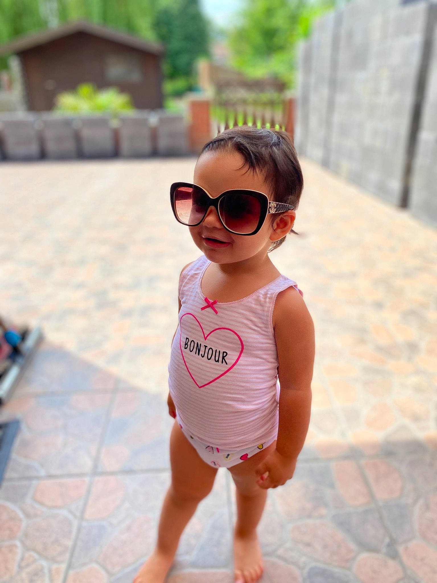 Nélia a rejoint le concours — aidez-le/la à gagner de superbes lots ! baby_toddler_clothing, black_hair, eye, eyewear, fun, glasses, goggles, happy, head, joint, leisure, lip, people, person, skin, sleeve, street_fashion, sunglasses, toddler, travel