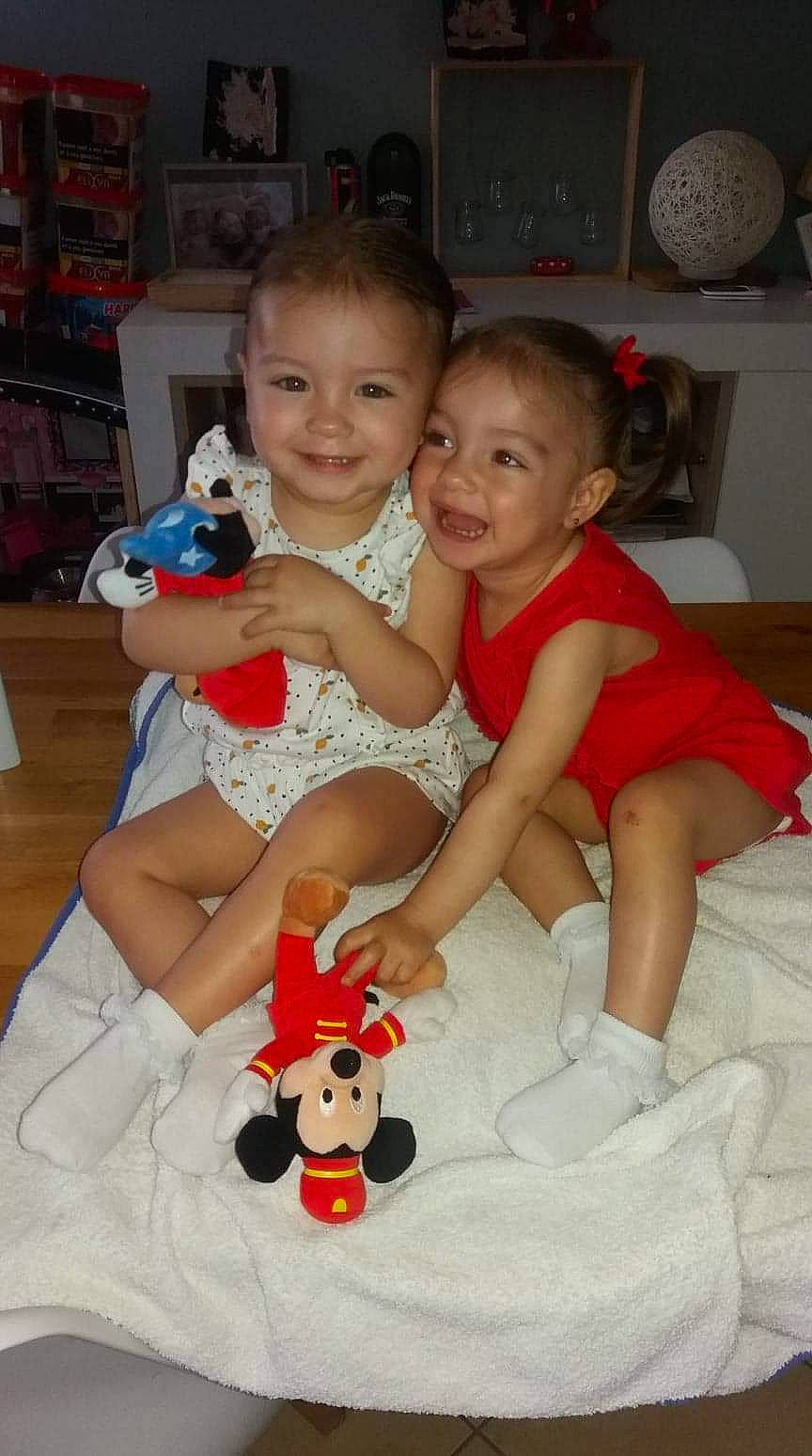 Celyanna Et Mila participe au concours pour gagner de l'argent avec cette photo : baby_toddler_clothing, child, event, facial_expression, finger, fun, happy, head, human_body, joy, lap, leg, mammal, organ, person, pink, shelf, skin, smile, t_shirt