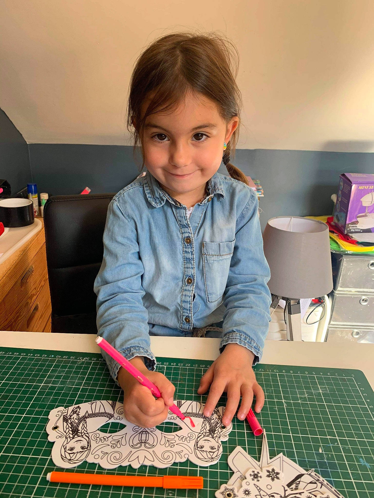 Louane a rejoint le concours — aidez-le/la à gagner de superbes lots ! art, child, craft, joy, learning, person, play