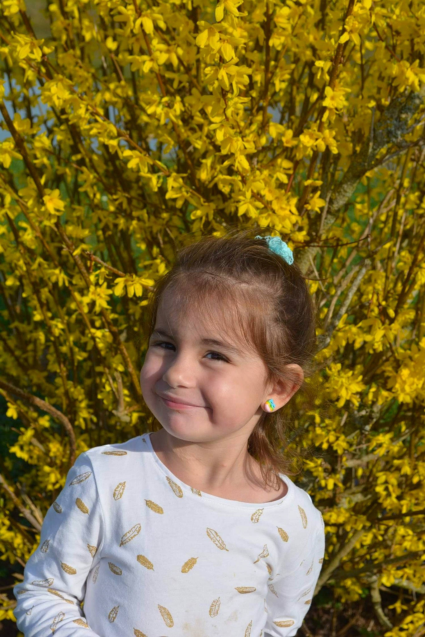 Louane a rejoint le concours — aidez-le/la à gagner de superbes lots ! autumn, branch, child, fawn, happy, joy, leaf, people_in_nature, person, photography, plant, portrait, portrait_photography, smile, spring, toddler, tree, woody_plant, yellow