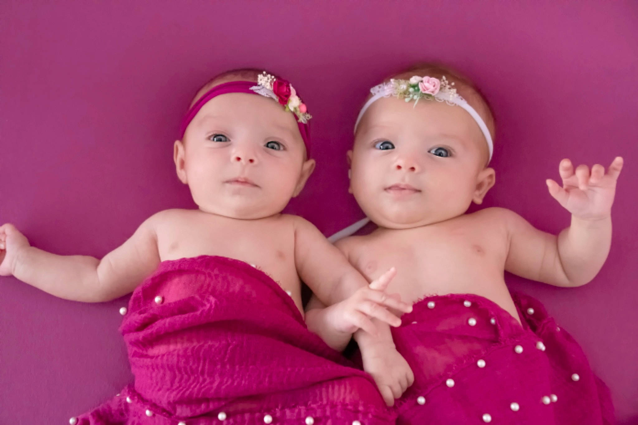 Celyanna Et Mila participe au concours pour gagner de l'argent avec cette photo : baby, cheek, child, eye, face, fun, hair_accessory, happy, head, headwear, iris, magenta, person, photograph, photography, pink, purple, red, sibling, skin
