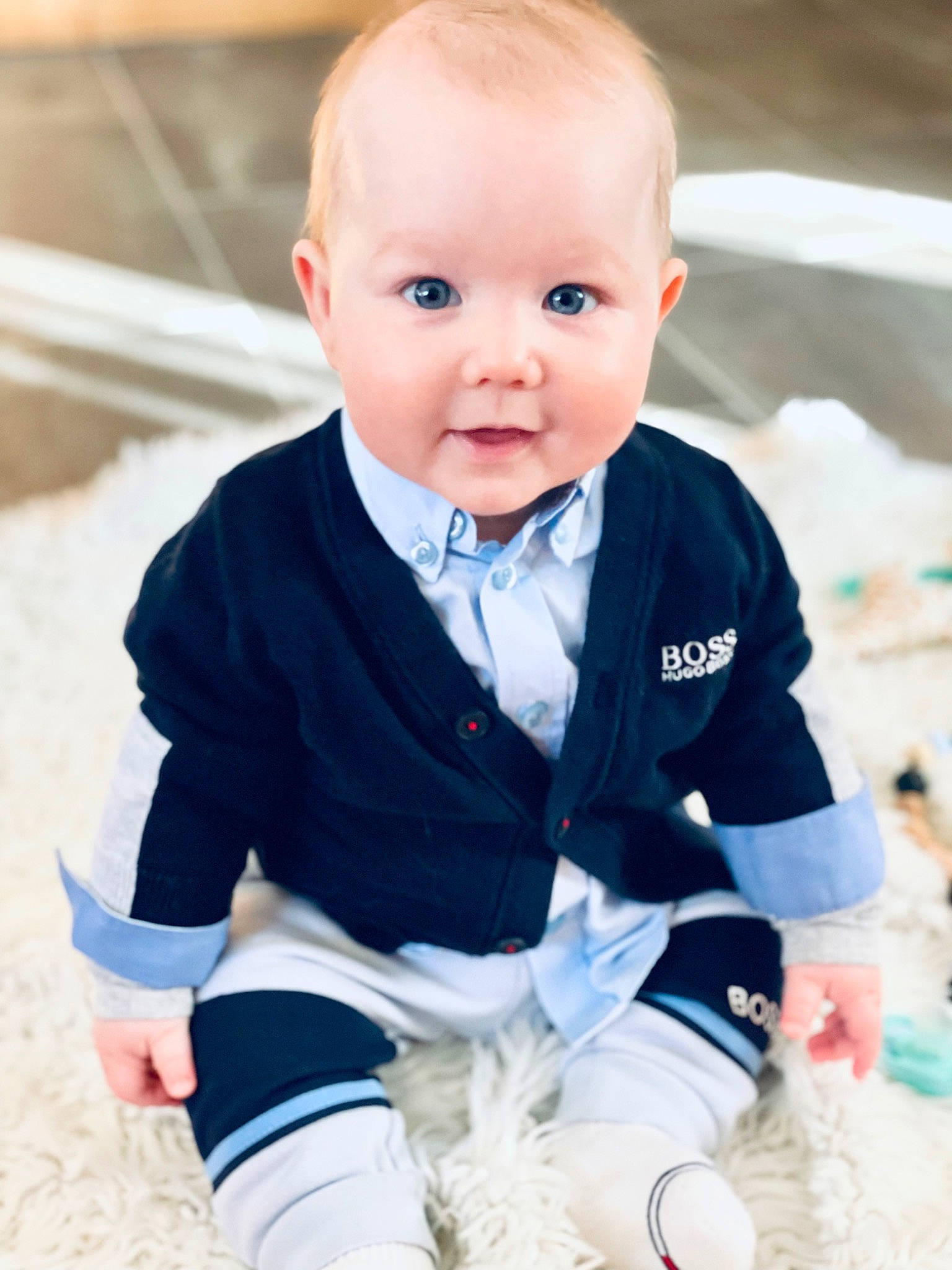 Emilio participe au concours pour gagner de l'argent avec cette photo : baby, baby_toddler_clothing, child, clothing, collar, dress, dress_shirt, electric_blue, face, happy, head, knee, outerwear, pattern, person, product, skin, sleeve, sportswear, thigh