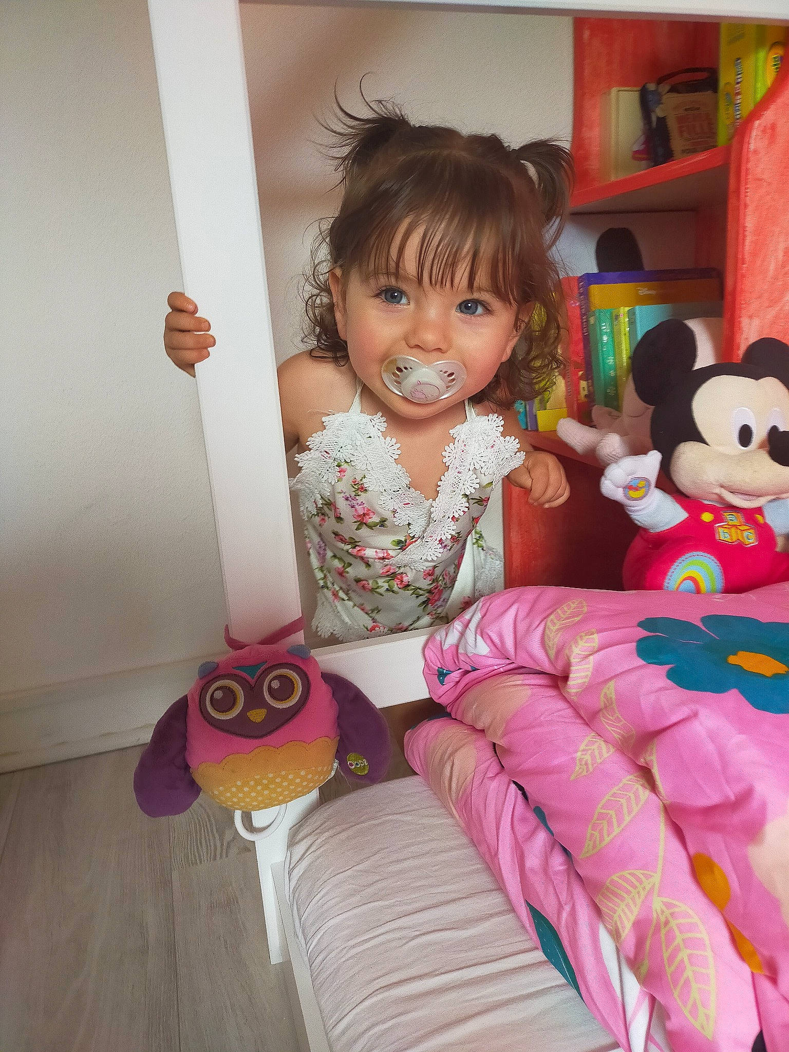 Anna-livia participe au concours pour gagner de l'argent avec cette photo : child, furniture, joy, person, pink, play, plush, room, stuffed_toy, toddler, toy