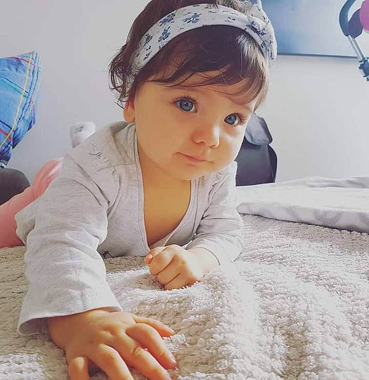 Anna-livia a rejoint le concours — aidez-le/la à gagner de superbes lots ! baby, beauty, child, ear, eye, face, finger, forehead, hair, hair_accessory, hand, head, headband, headgear, headpiece, person, skin, smile, textile, toddler