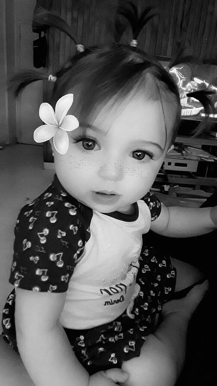 Luciana a rejoint le concours — aidez-le/la à gagner de superbes lots ! beauty, black, black_and_white, cheek, child, eye, face, forehead, hairstyle, head, iris, lip, monochrome, monochrome_photography, person, photography, plant, skin, snapshot, toddler