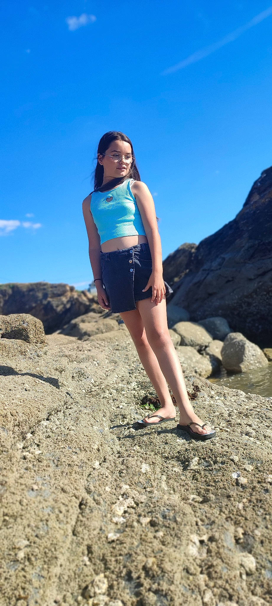 Mathilde a rejoint le concours — aidez-le/la à gagner de superbes lots ! bedrock, electric_blue, eyewear, flash_photography, grass, happy, human_leg, joy, knee, landscape, leg, leisure, long_hair, people_in_nature, person, shorts, sky, t_shirt, thigh, travel