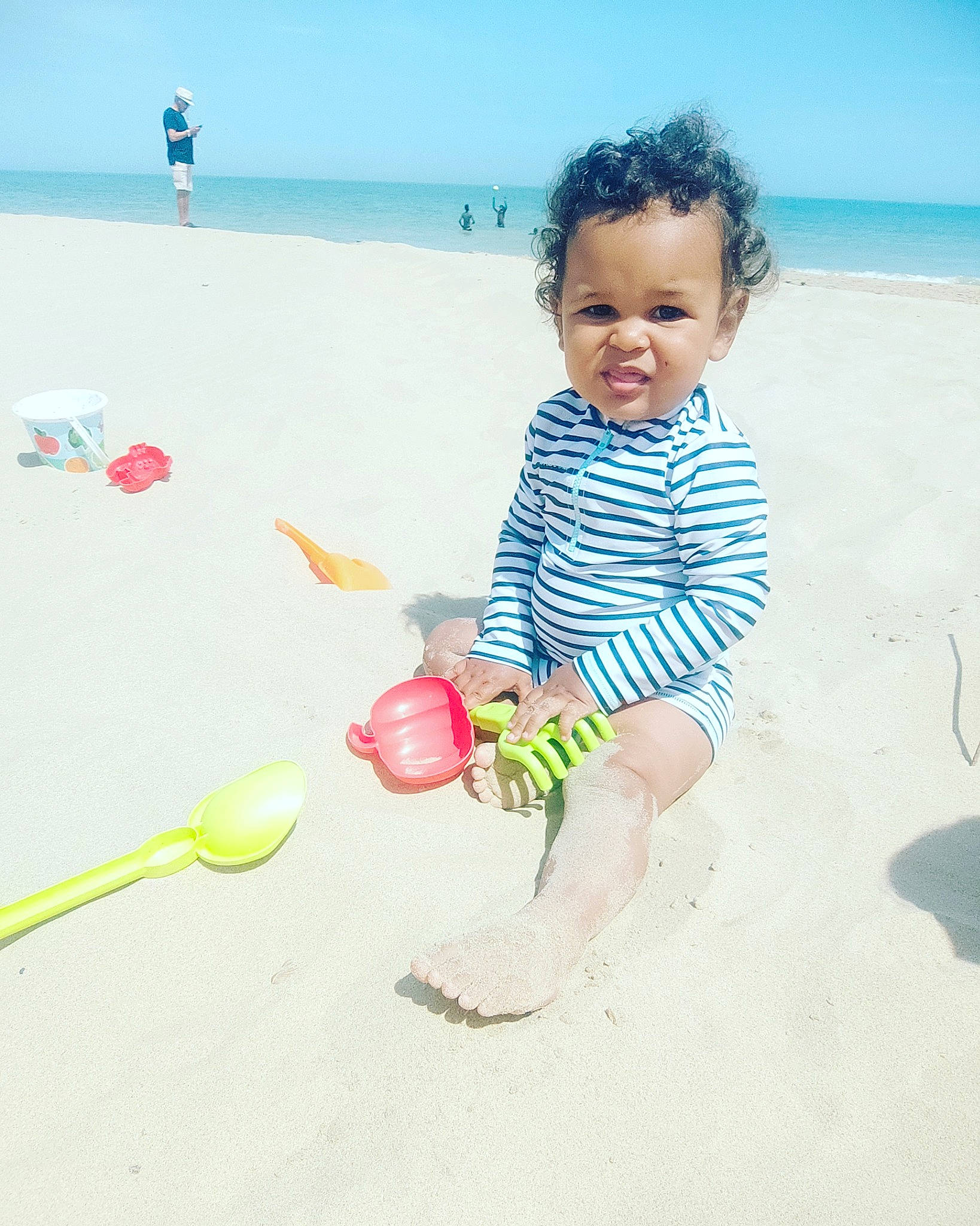 Aaron a rejoint le concours — aidez-le/la à gagner de superbes lots ! baby_toddler_clothing, ball, beach, child, foot, fun, happy, knee, leisure, people_in_nature, people_on_beach, person, play, sand, sky, smile, summer, toddler, travel, vacation