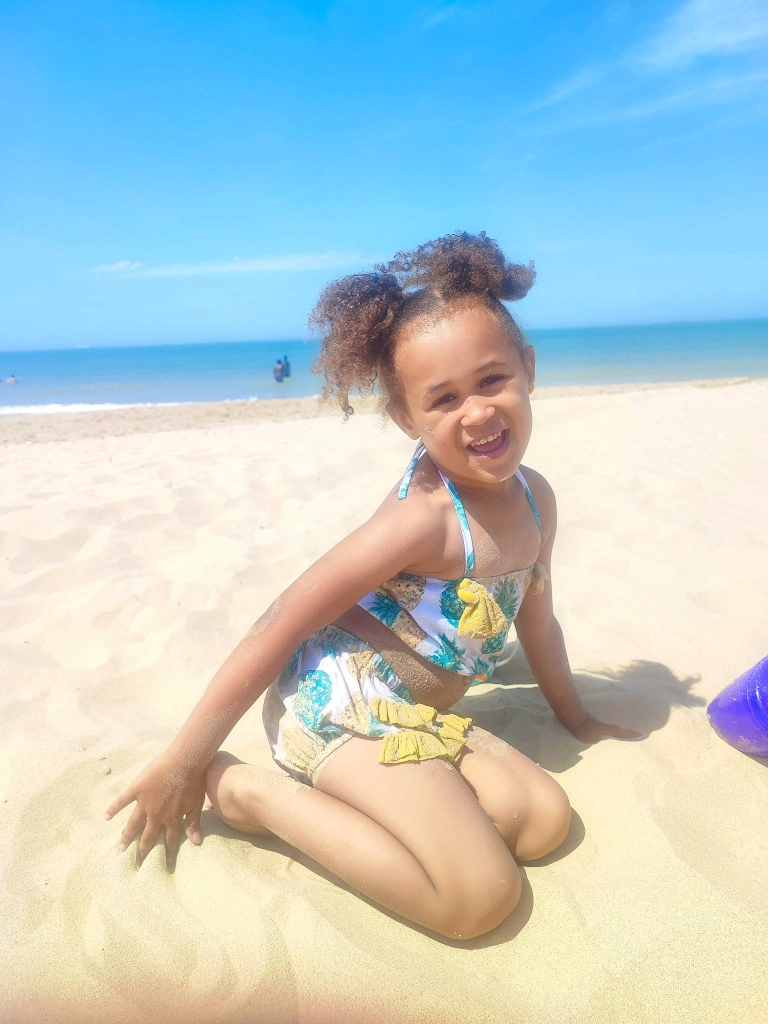 Emma participe au concours pour gagner de l'argent avec cette photo : barefoot, beach, blue, brassiere, cloud, fun, hair, happy, human_leg, joy, leg, leisure, people_on_beach, person, sand, sky, smile, swimwear, thigh, toddler
